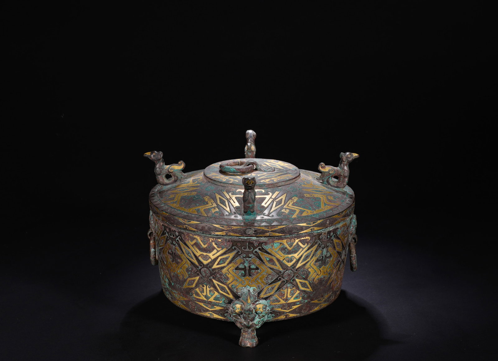 HAN DYNASTY BRONZE GOLD AND SILVER GEOMETRIC PATTERN TRIPOD: Name HAN DYNASTY BRONZE GOLD AND SILVER GEOMETRIC PATTERN TRIPOD Dimensions H:11.5cmW:15cmWeight:1210g Condition Additional photographs and condition reports are available upon re