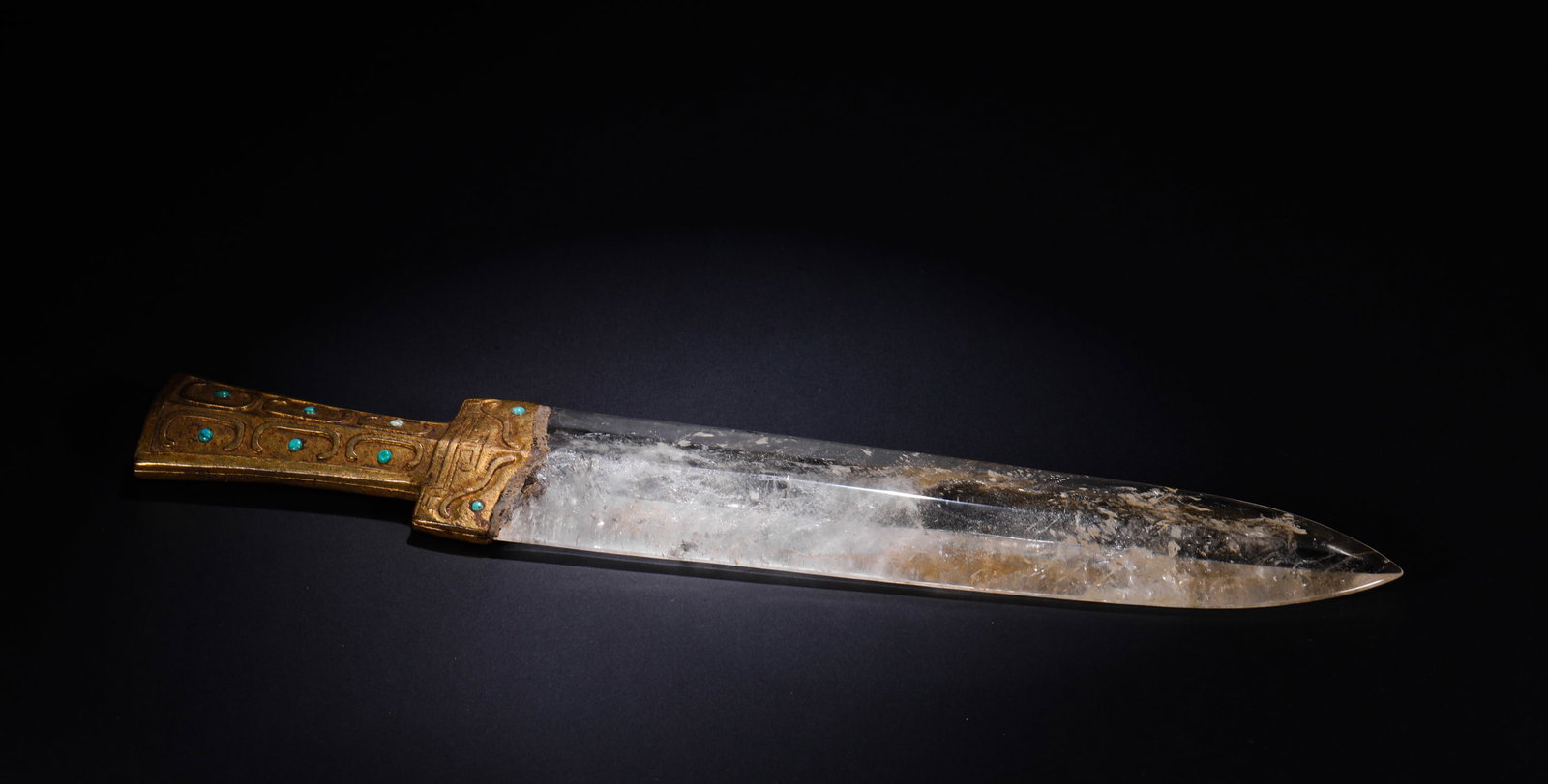 TANG DYNASTY CRYSTAL SWORD, GILDED COPPER HANDLE: Name TANG DYNASTY CRYSTAL SWORD, GILDED COPPER HANDLE Dimensions L:43.5cmWeight:1380g Condition Additional photographs and condition reports are available upon request as a courtes