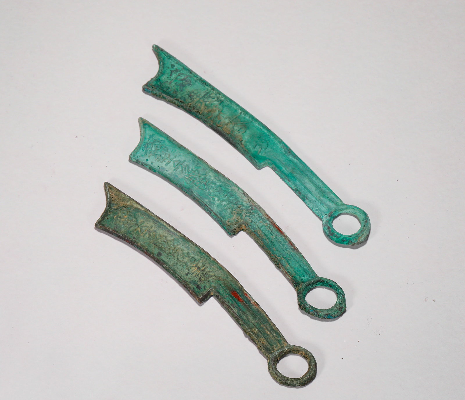 A SET OF ANCIENT CHINESE KNIFE MONEY: Name A SET OF ANCIENT CHINESE KNIFE MONEY Dimensions L:18cm,Weight:160g Condition Additional photographs and condition reports are available upon request as a courtesy to our clients. Any