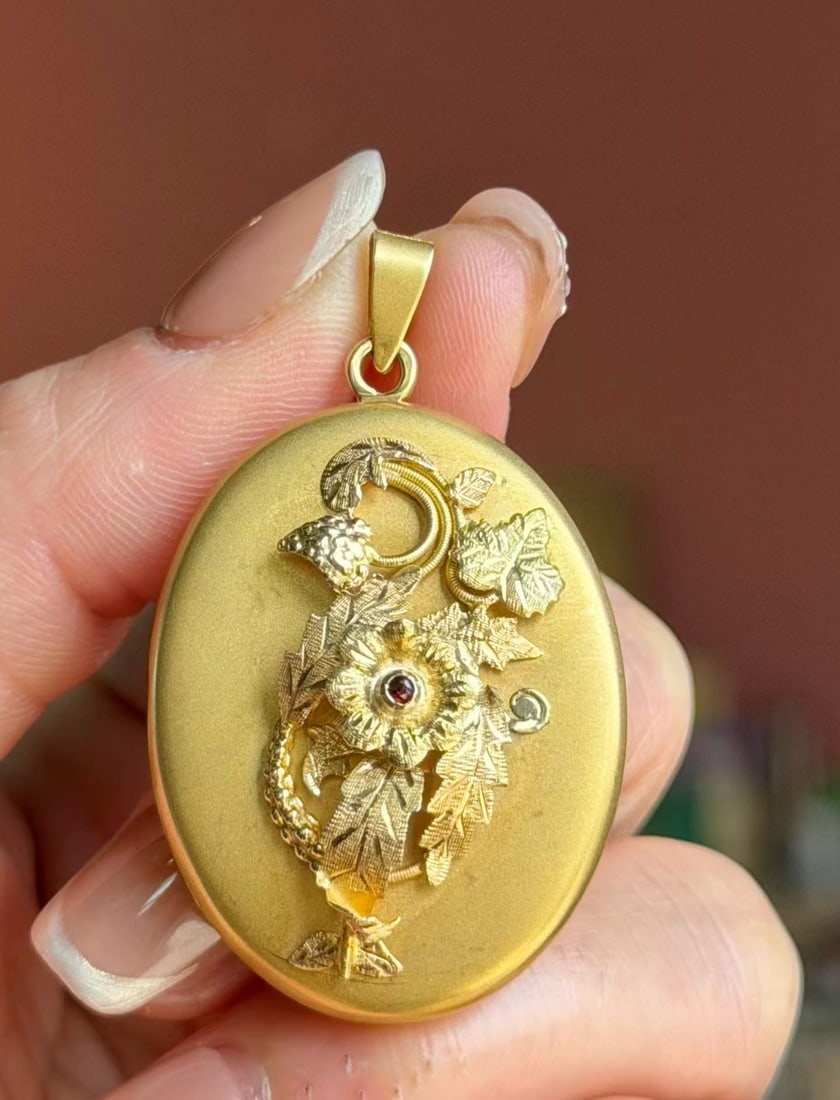 VICTORIAN 14K GOLD FLORAL PHOTO BOX PENDANT: Name VICTORIAN 14K GOLD FLORAL PHOTO BOX PENDANT Dimensions Weight 14.4g with buckle, height 47.7mm, width 28.8mm, and overall handmade, the front adopts the classic flower and vine-grain technology, 