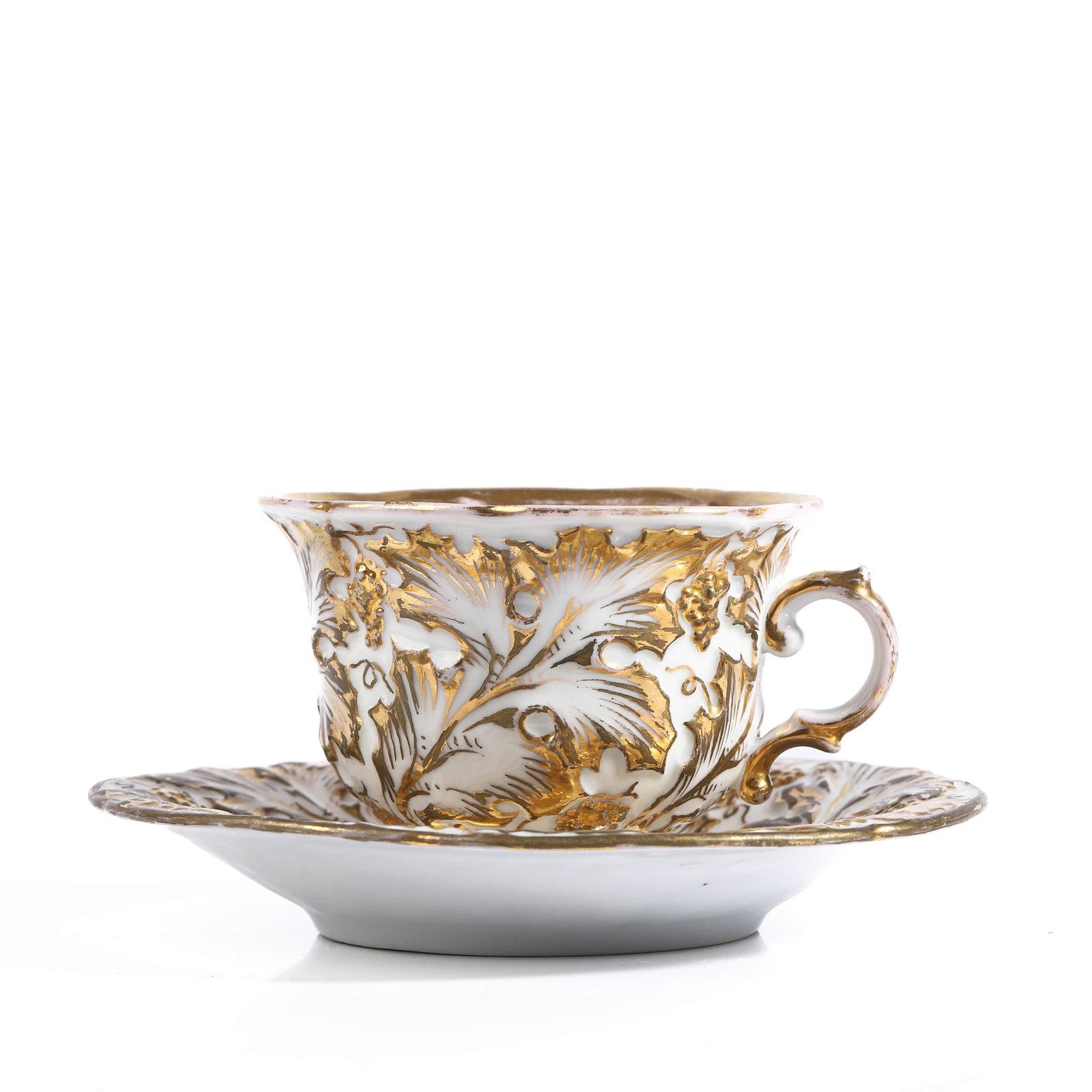 A GILT AND WHITE PORCELAIN CUP AND SAUCER, POSSIBLY ENGLISH, MID-19TH CENTURY: Finely molded and gilt with raised holly leaves and berries on a white ground, the interior gilt, with a scroll handle. Dimensions: Cup -Diameter: 9.5 cm; Height: 6.5 cm. Saucer -Diameter: 15 cm. Desc
