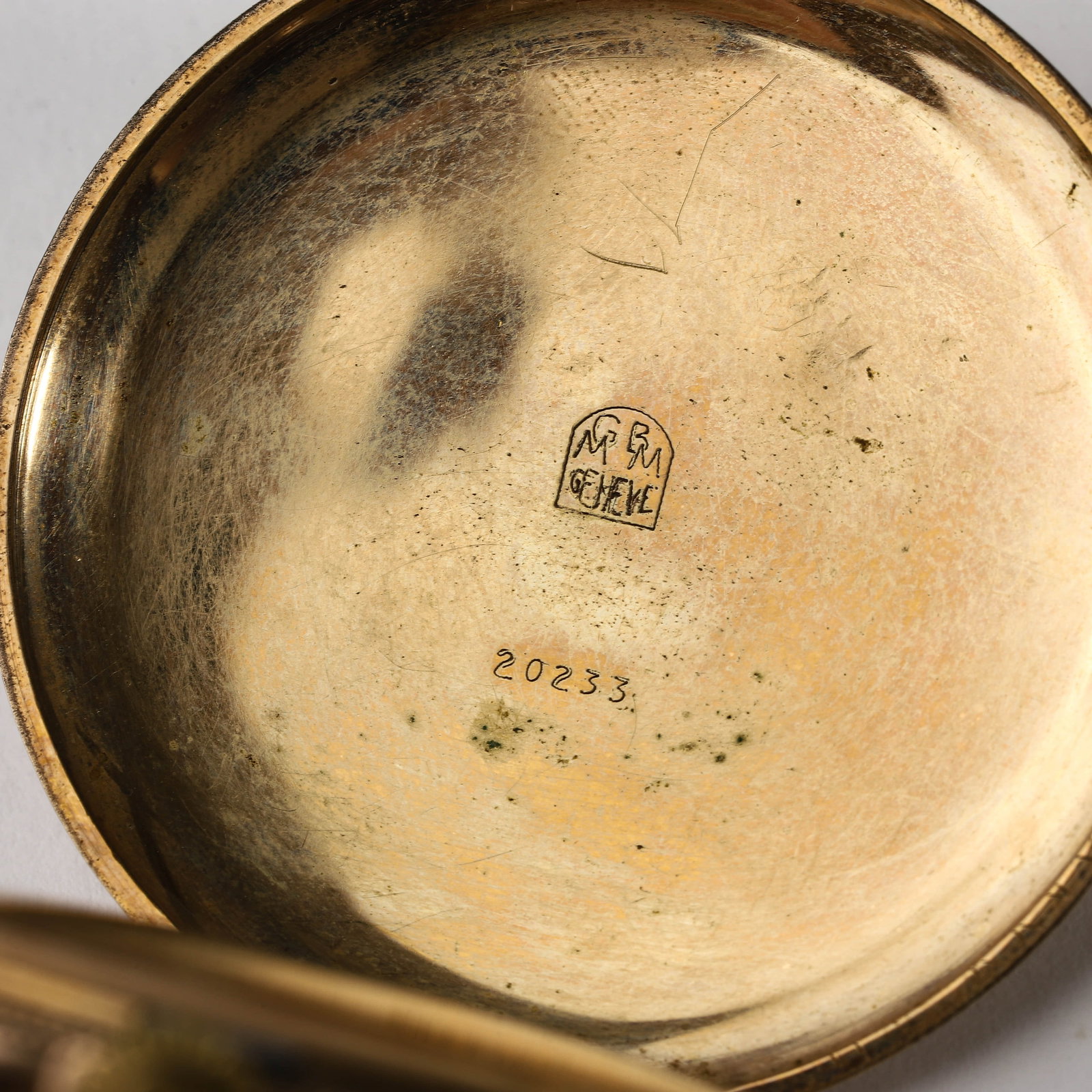 A GOLD-TONE POCKET WATCH WITH CHAIN IN FITTED CASE - 5