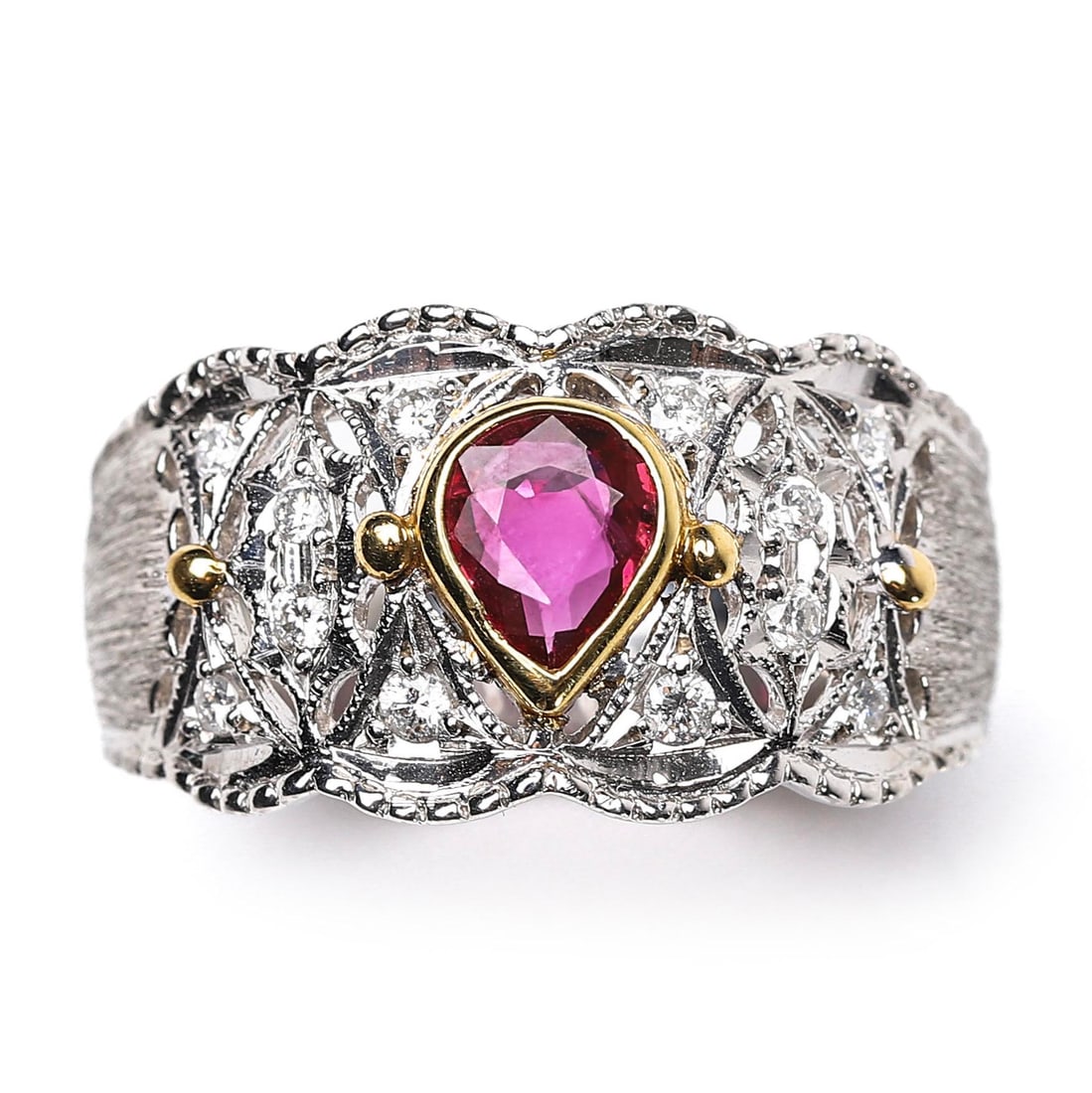 RETRO 18K GOLD BI-COLOR LACEWORK COURT-STYLE RING.: Inner diameter: 11/16 in (1.7 cm); Weight: 8.3 g
