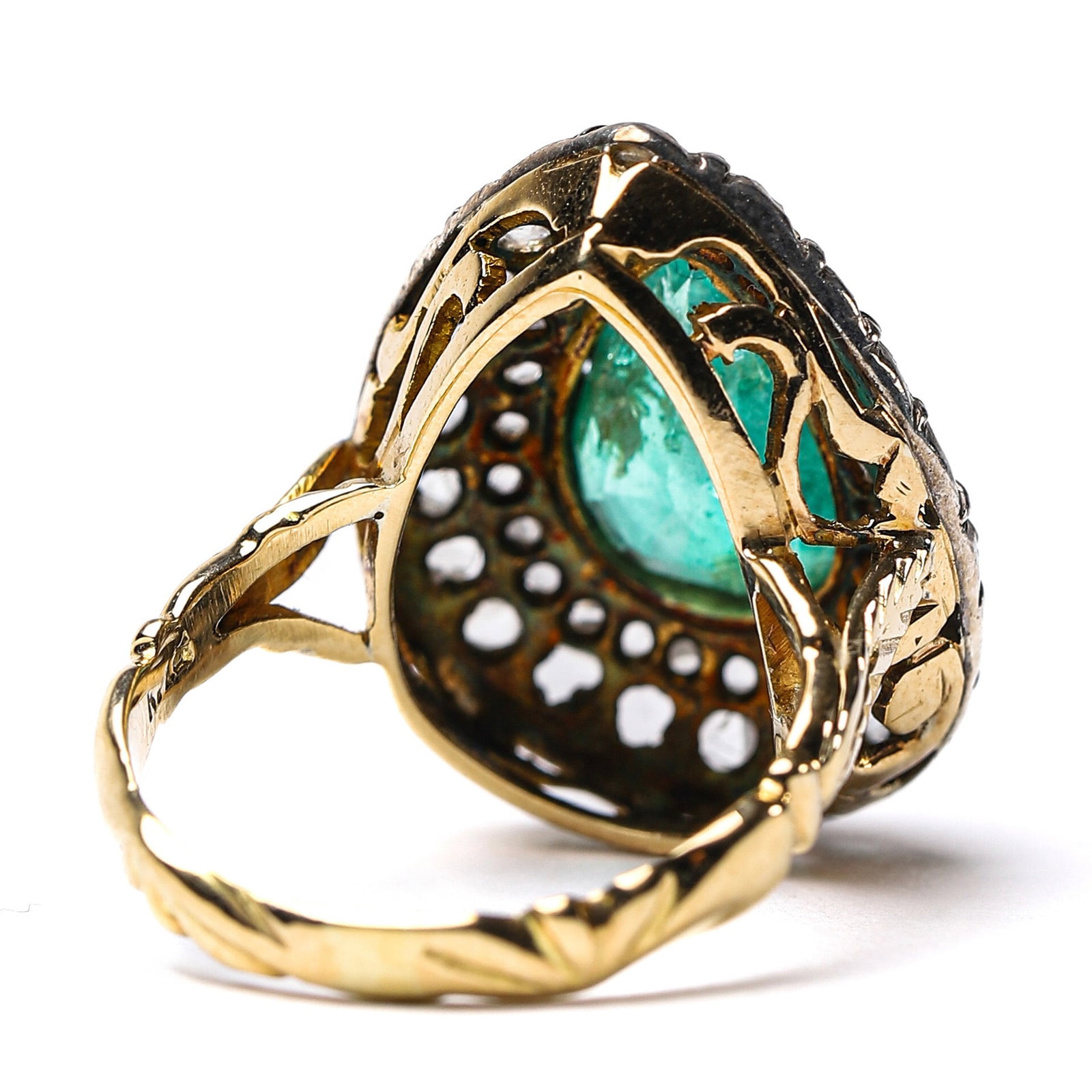 EDWARDIAN 18K GOLD DIAMOND AND EMERALD RING, 1901-1910. - 3