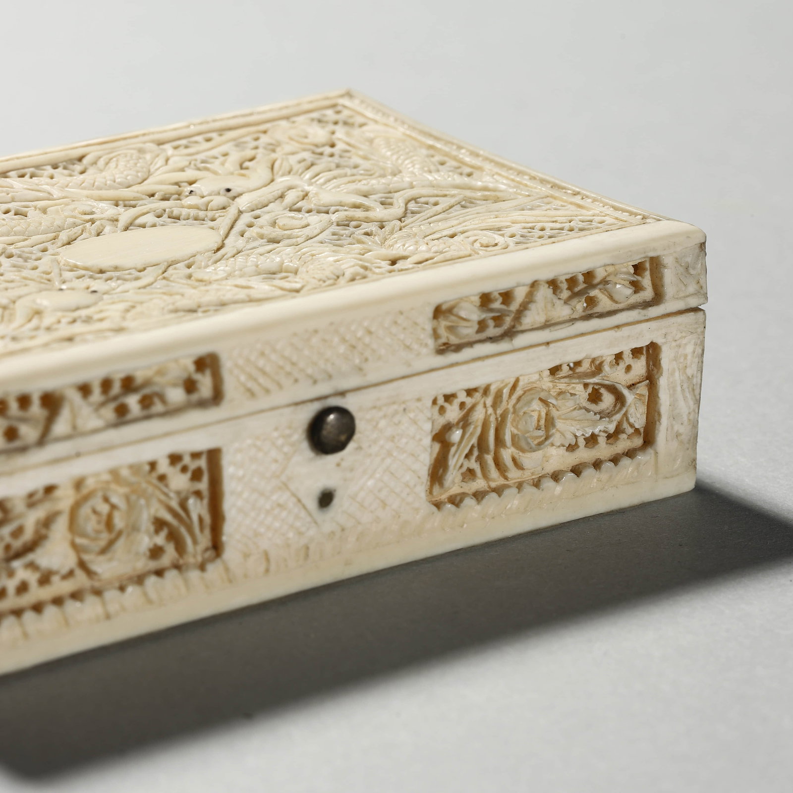ANTIQUE CHINESE CARVED BONE BOX - 4