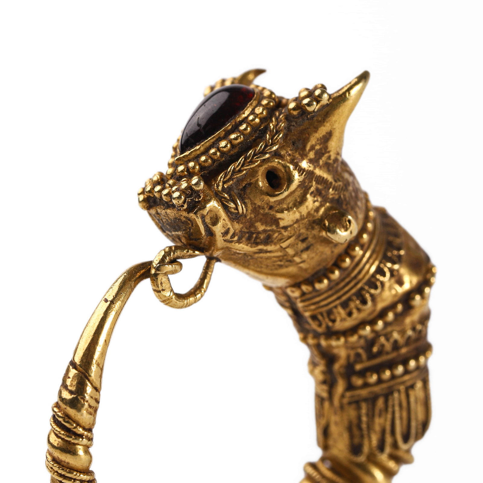 A GOLD EARRING IN THE FORM OF A BULL’S HEAD - 3