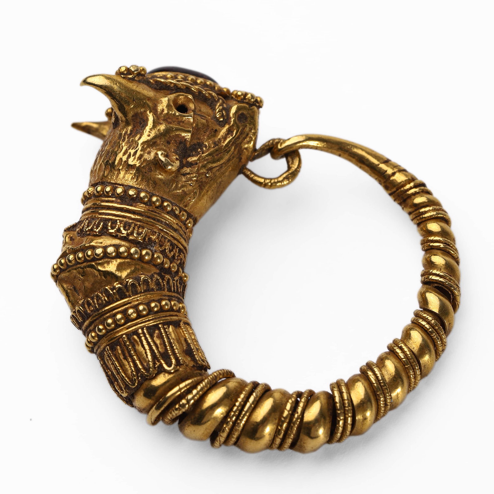 A GOLD EARRING IN THE FORM OF A BULL’S HEAD - 4