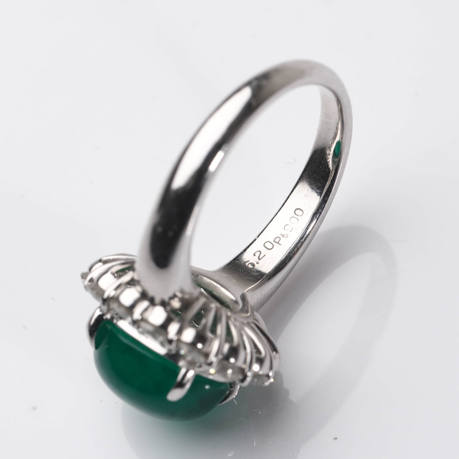 AN EMERALD AND DIAMOND RING - 5