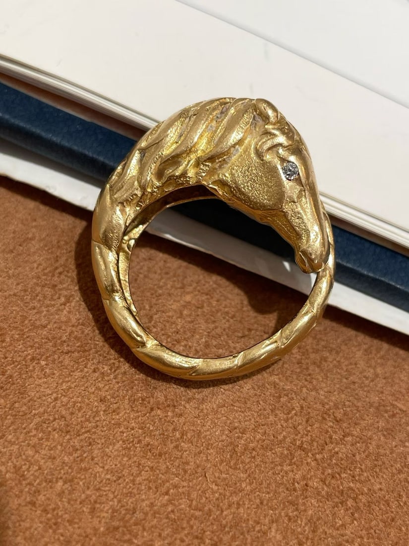HERMES 18K GOLD HORSE HEAD RING: This Hermes horse's head ring is French elegance hidden in detail. Design inspiration: from Hermes equestrian genes for a hundred years, three-dimensional carving of the horse head contour neat, mane 