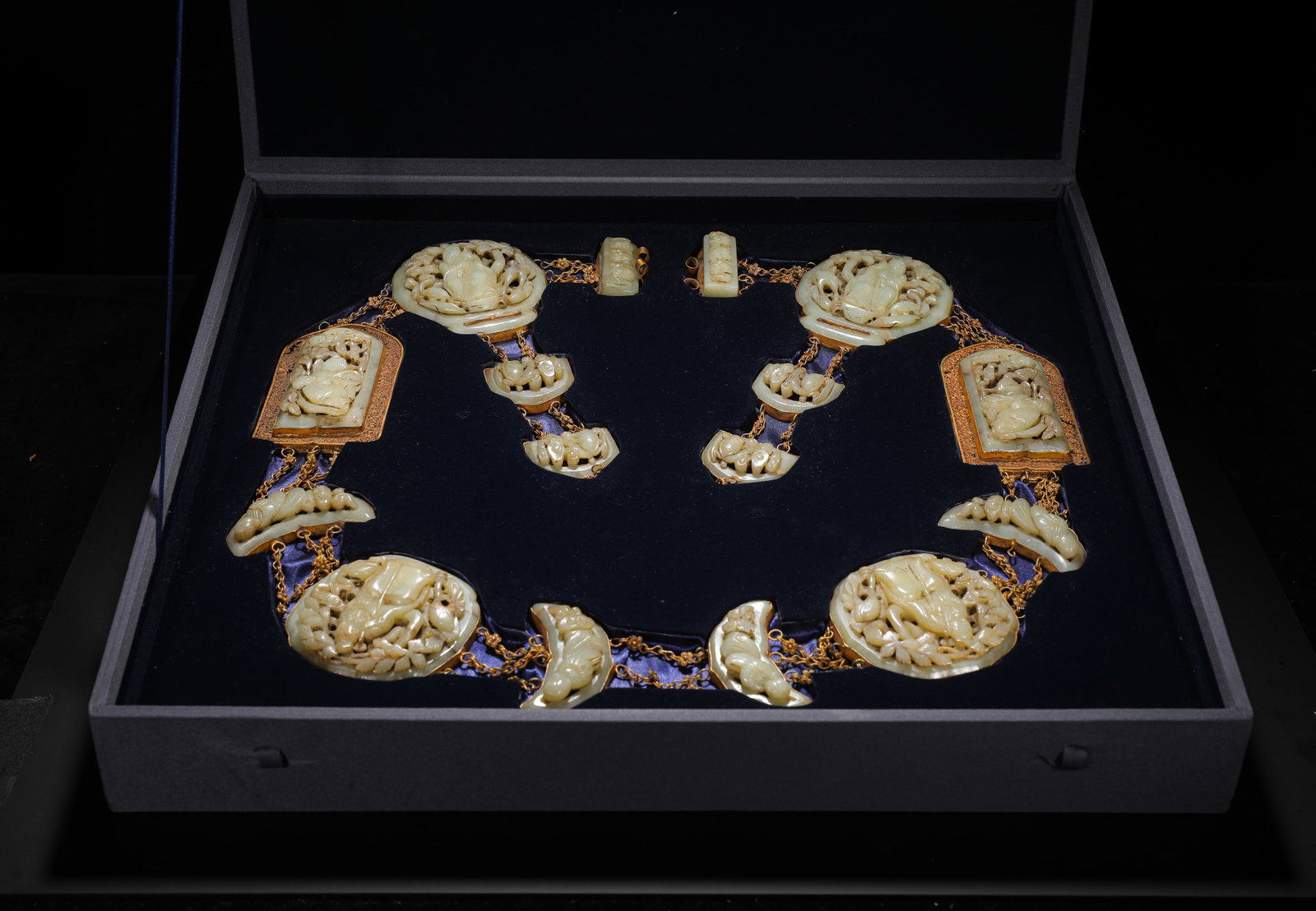 A SET OF GOLD-INLAID JADE BELT PLATES FROM THE MING DYNASTY: H:8cm (3.15in) W:8cm (3.15in) This is a complete set of gold-inlaid jade belt plaques from the Ming dynasty, a symbol of aristocratic status