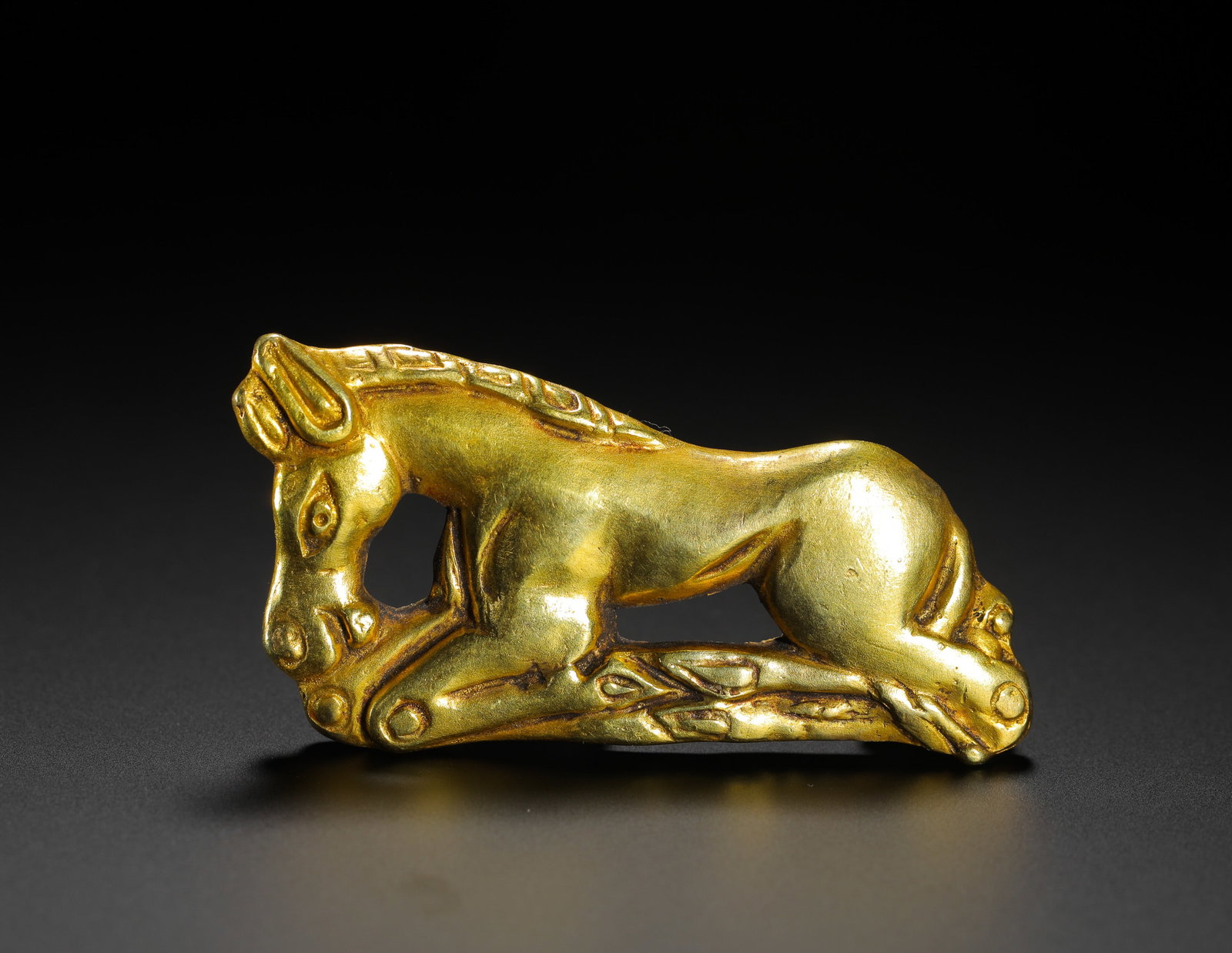 GOLD RECLINING HORSE ORNAMENTS FROM THE HAN DYNASTY (1 of 6)