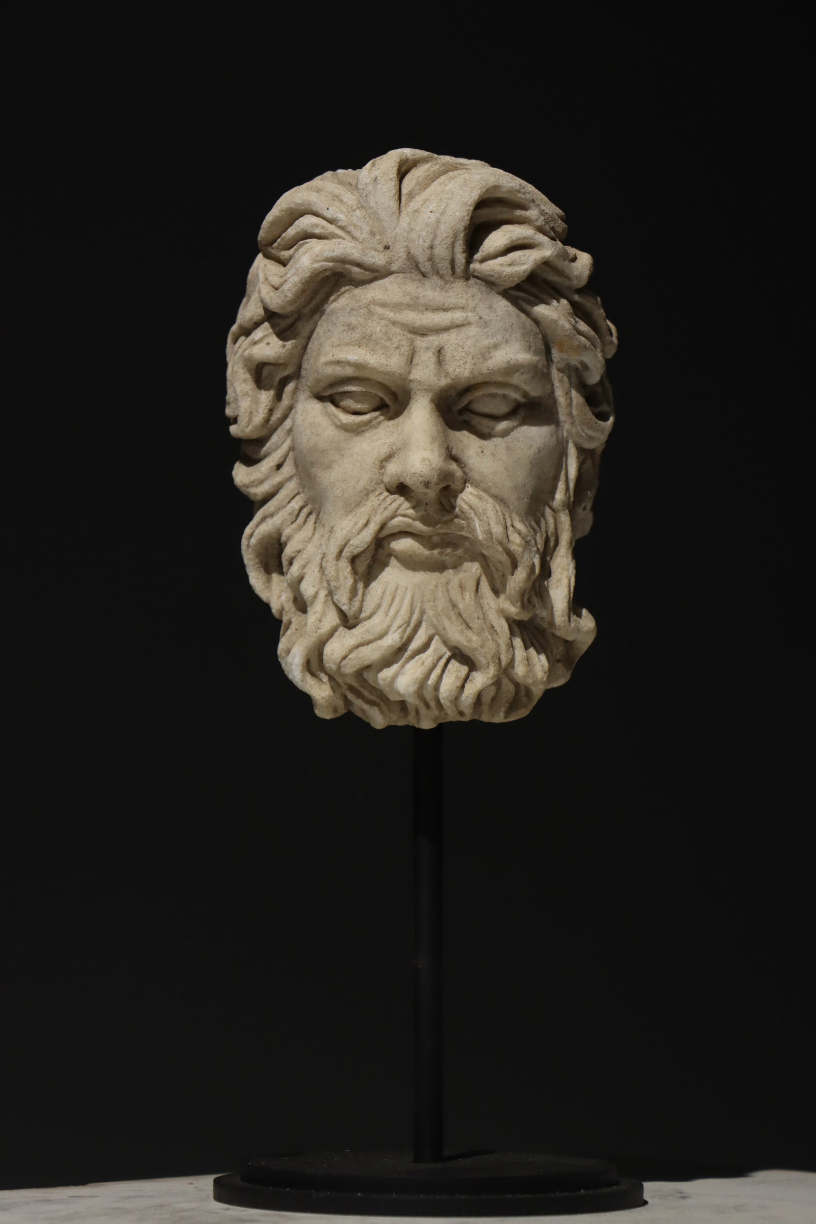 3RD CENTURY ANCIENT GREEK STONE HEAD: Total height 28 cm (11.02in), net height 16 cm (6.30in)