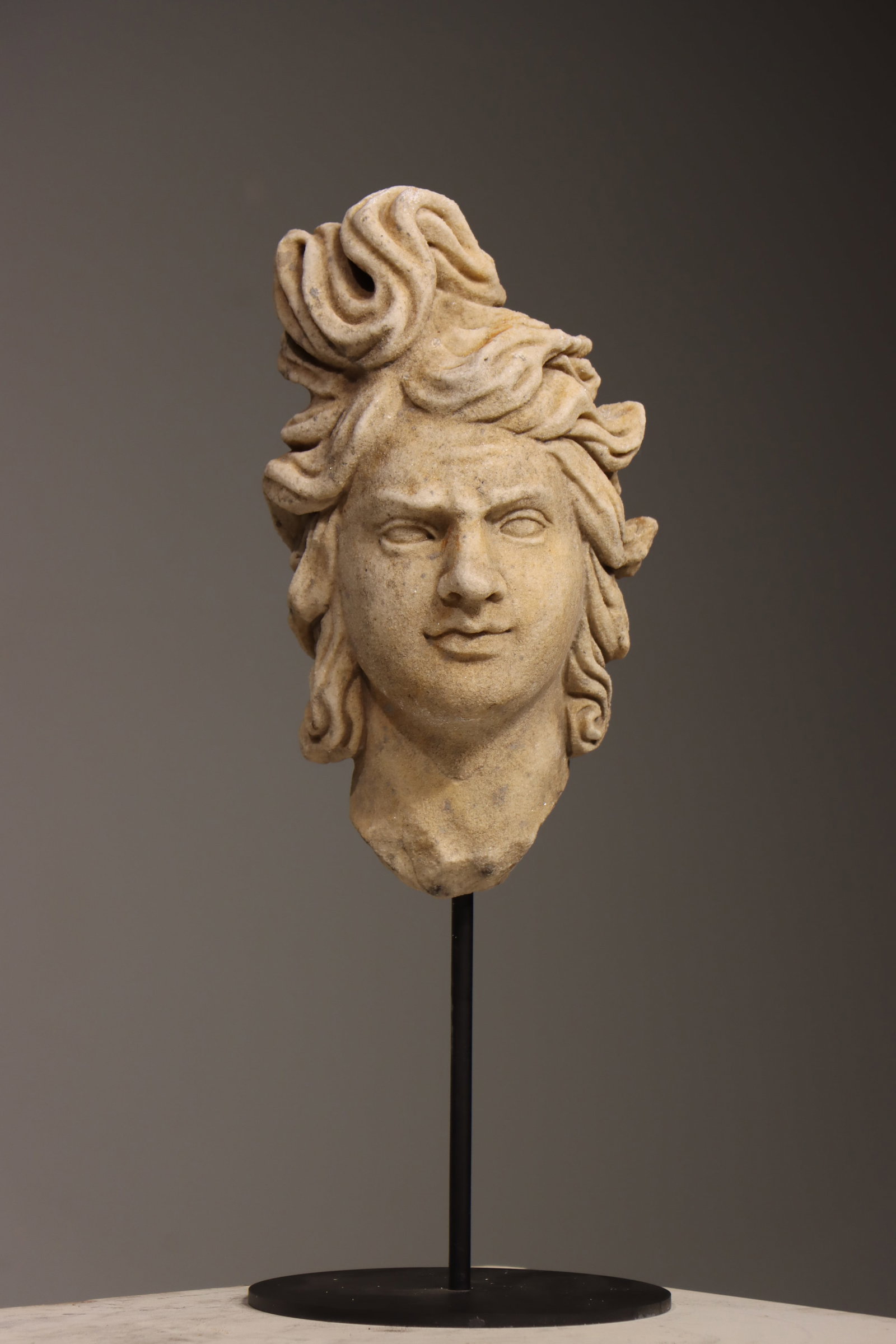 3RD CENTURY ANCIENT GREEK STONE HEAD: Total height 40 cm (15.75in), net height 25 cm (9.84in)