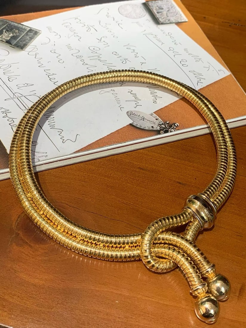 NECKLACE BY ITALIAN GOLDSMITH DESIGNER CARLO WEINGRILL: Total 149.3g, 47 cm long and 15mm wide