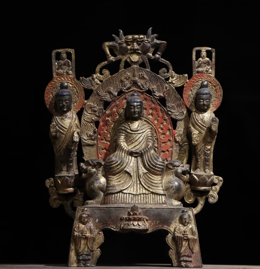 A STATUE OF A BUDDHA WITH TWO DISCIPLES, MADE OF COPPER WITH GOLD AND CINNABAR: H:32cm W:25cm