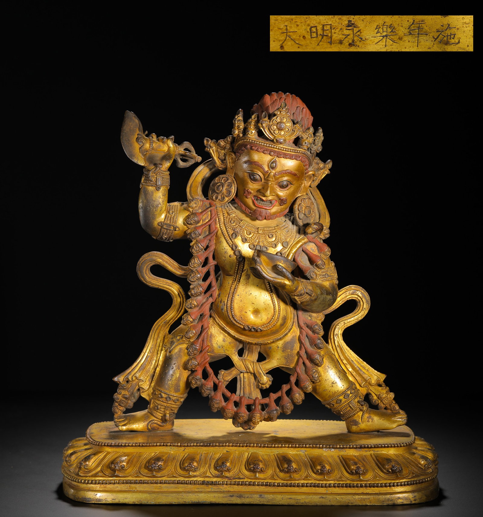 BRONZE GILDED VAJRA HAND STATUE FROM YONGLE OF THE MING DYNASTY: H:33cmW:31cmWeight:6960g This is a gilt bronze statue of Vajrapani, crafted by the imperial workshop during the Yongle reign of the Ming Dynasty, representing a masterpiece of Tibetan Buddhist art