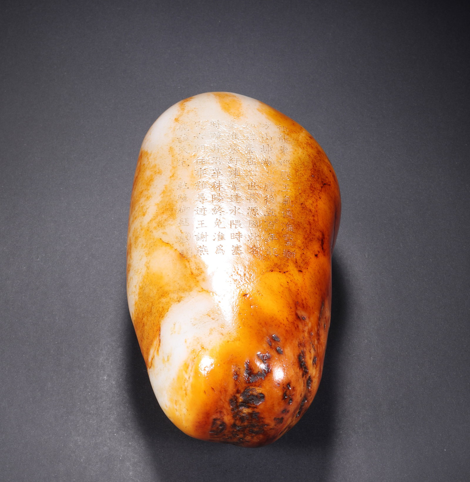 HETIAN JADE WITH GOLDEN SKIN, ORIGINAL STONE INSCRIBED WITH POEMS BY EMPEROR QIANLONG: H:19cm(7.48in) W:19cm(7.48in) Weight:2880g(6.35lb)Elegant intaglio carved imperial ancient poem of Emperor Qianlong on jade surface, with neat graceful calligraphy and exquisite antique carving craft.