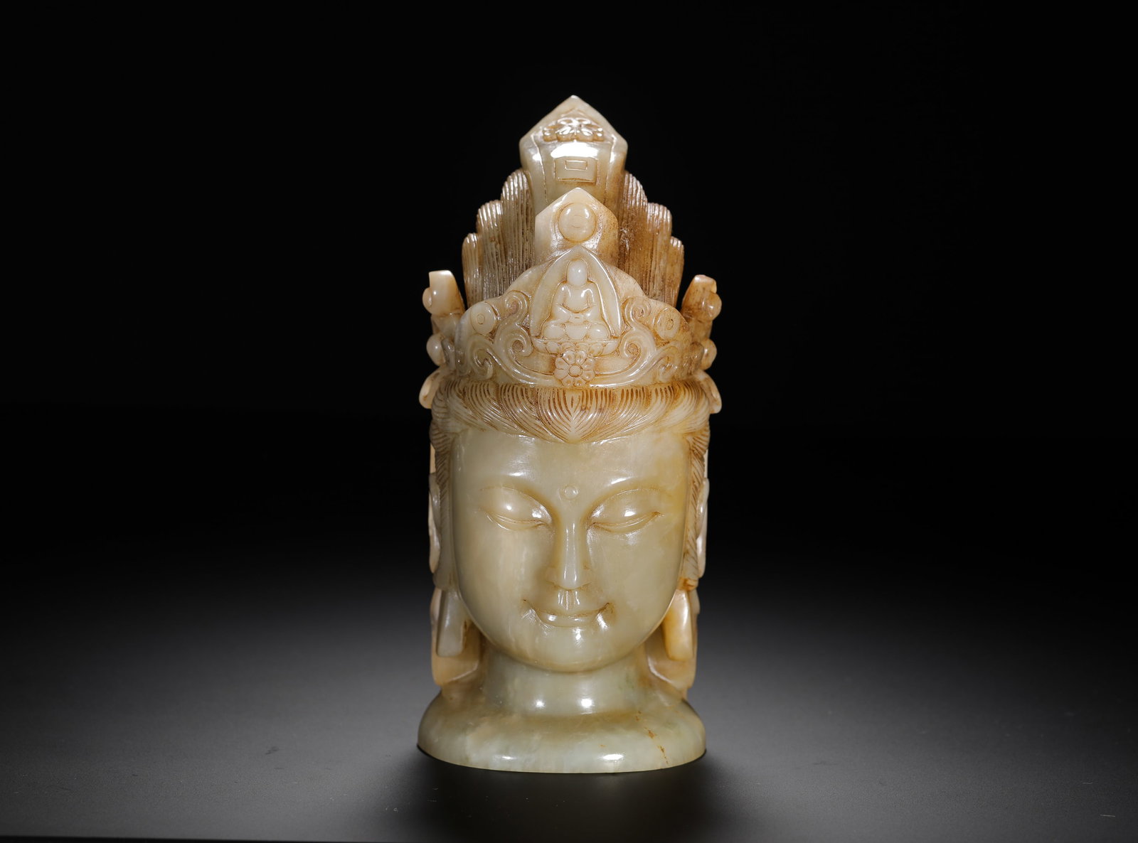 A WHITE JADE PORTRAIT OF GUANYIN BODHISATTVA FROM THE MING DYNASTY: H:17.5cm(6.89in)W:18cm(7.09in)Weight:1650g(3.64lb)These objects were products of Buddhist faith in the Ming Dynasty. Guanyin symbolized compassion and wisdom, reflecting the craftsmanship of the perio