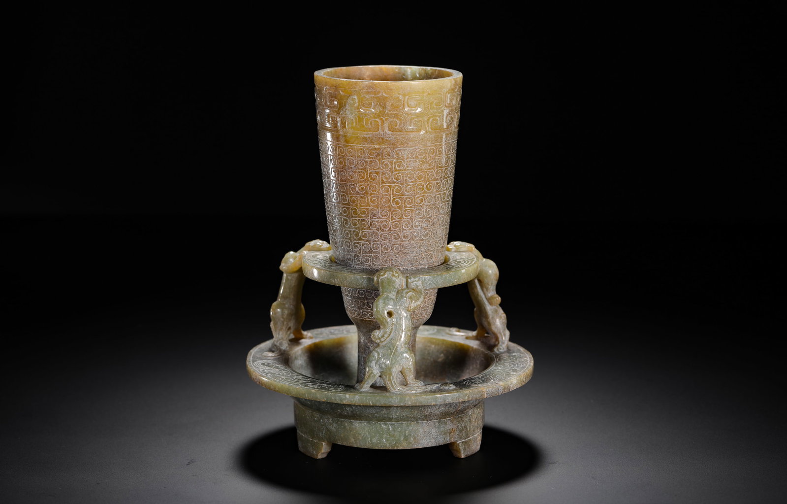 HAN DYNASTY JADE CHI PATTERN CUP HOLDER: H:18cm(7.09in)W:10cm(3.94in)Weight:650g(1.43lb)These objects were used in drinking ceremonies by Han Dynasty nobles. The dragon motif symbolized authority and good fortune, reflecting the craftsmanshi