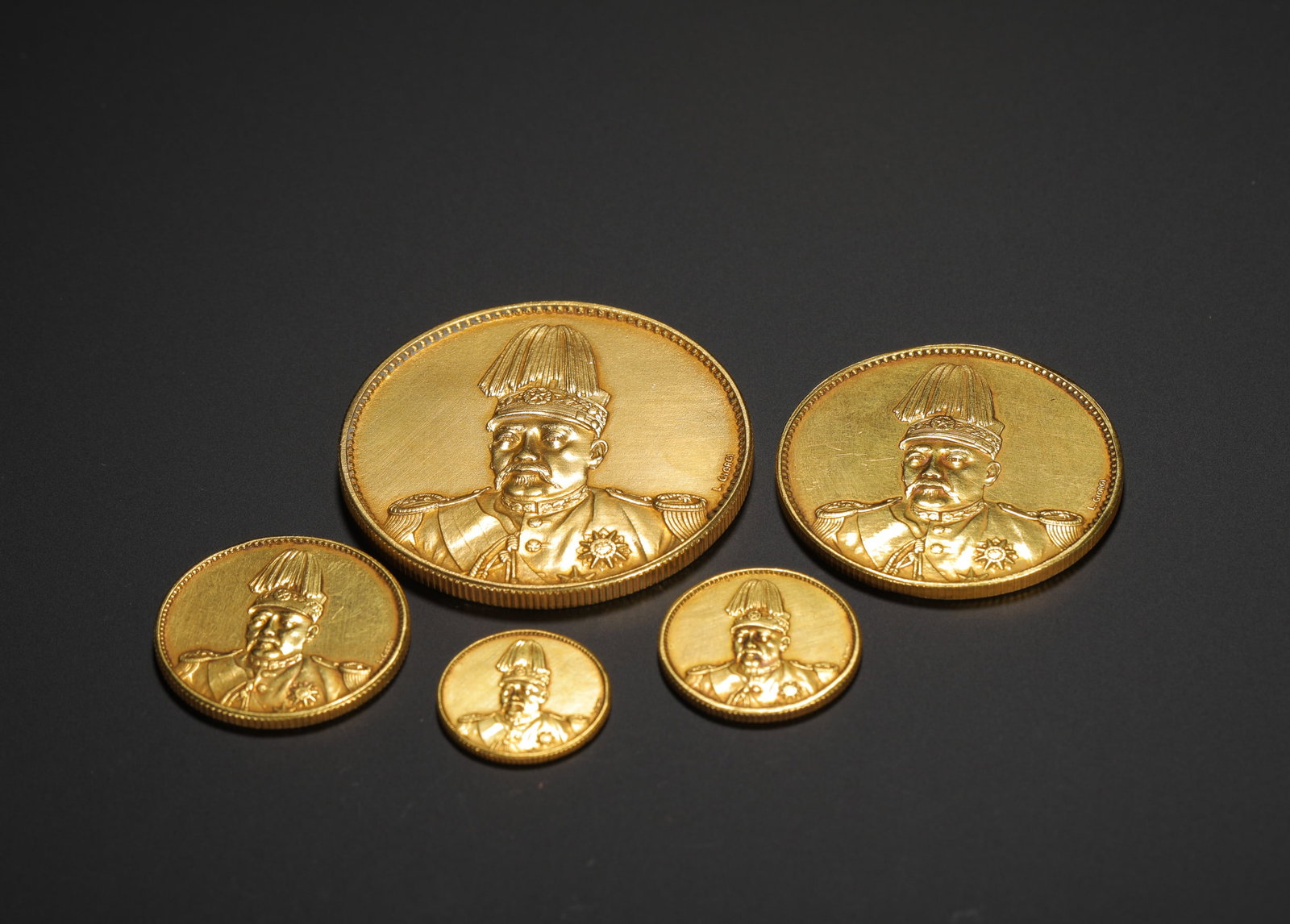 YUAN SHIKAI PORTRAIT HONGXIAN ERA GOLD COIN SET: D:3.9cm(1.5354in) Weight:71.3g(0.16lb)Issued during Yuan Shi-kai??s imperial restoration, these coins are rare and serve as important physical evidence for studying the political and numismatic histor