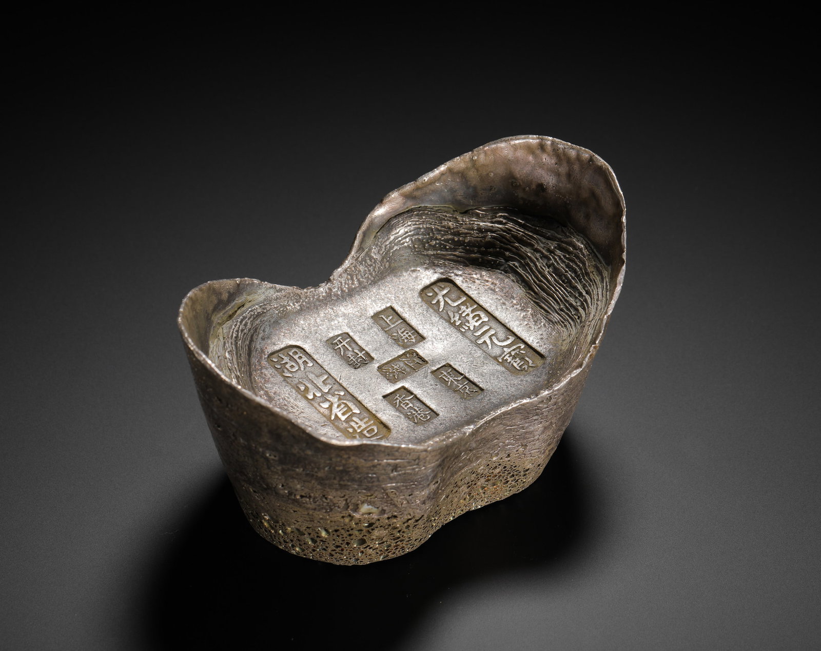 A 50-TAEL SILVER INGOT OF THE GUANGXU YUANBAO MADE IN HUBEI PROVINCE DURING THE QING DYNASTY: H:6.5cm(2.56in) W:11.5cm(4.53in) Weight:1860g(4.10lb)This is a fifty-tael silver sycee cast in Hubei Province during the Qing dynasty, a typical example of large official silver ingots from the late Q