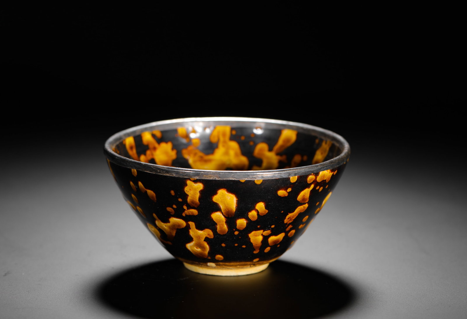 SONG DYNASTY JIZHOU KILN TORTOISESHELL GLAZED SILVER-MOUTHED TEA BOWL: H:6cm(2.36in) D:11.3cm(4.45in) Weight:20g(0.04lb)This is a Song Dynasty Jizhou Yao tea bowl with tortoise-shell glaze, a classic vessel from the era when tea competitions were popular. It has an open 