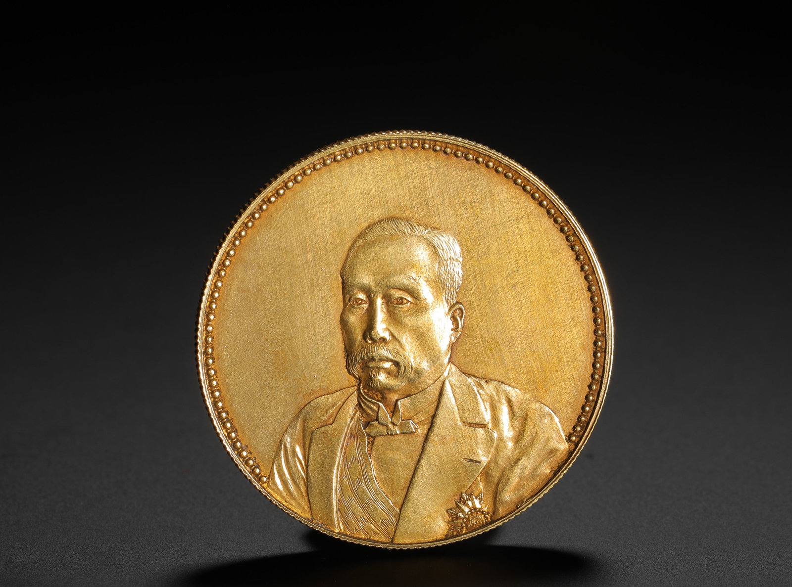 XU SHICHANG'S "RENSHOU TONGDENG" COMMEMORATIVE GOLD COIN: D:3.9cm(1.5354in) Weight:37g(0.08lb)Minted in 1921 to commemorate Xu Shichang's fifth anniversary as President and his 67th birthday, this coin was never released into circulation and was only
