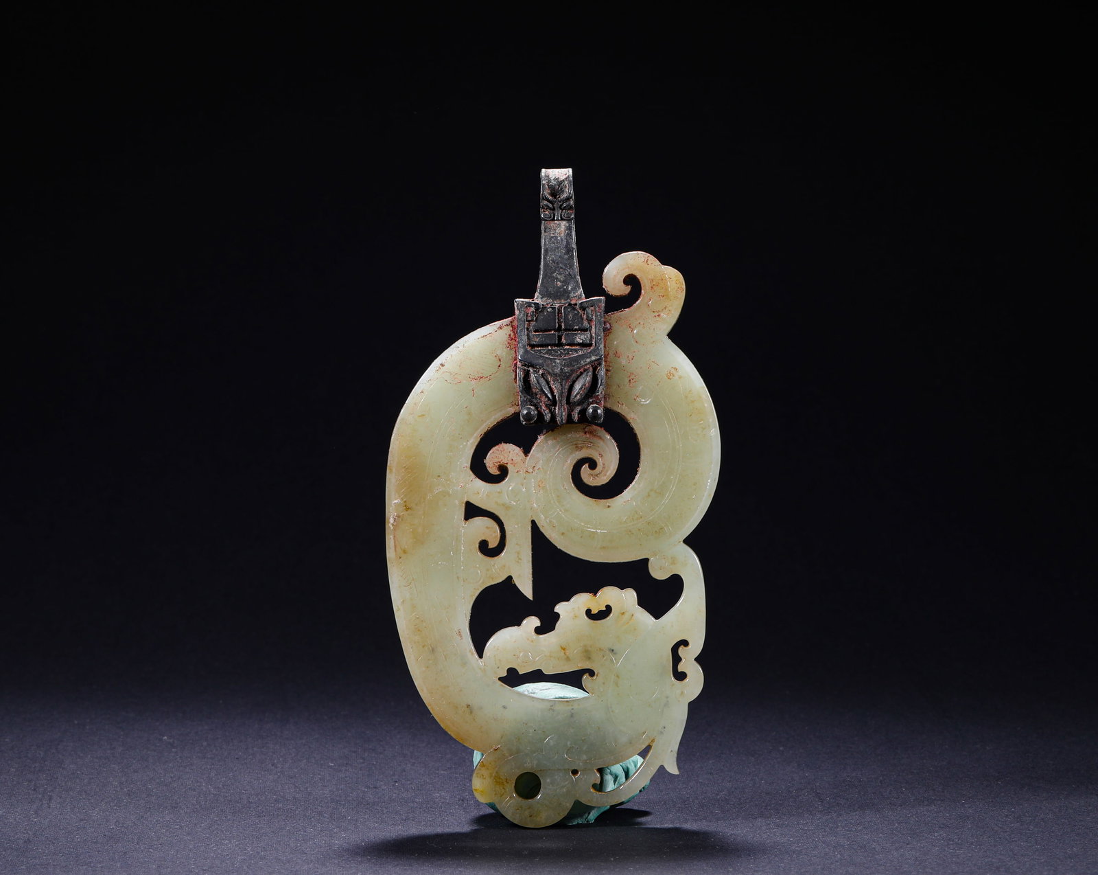 HAN DYNASTY HETIAN WHITE JADE DRAGON PATTERN BELT HOOK PENDANT: H:14.3cm(5.63in)W:7.3cm(2.87in)Weight:129g(0.28lb)This is a fine example of jade carving from the Warring States to Han period. The main body is an S-shaped dragon pendant carved from Hetian white jad