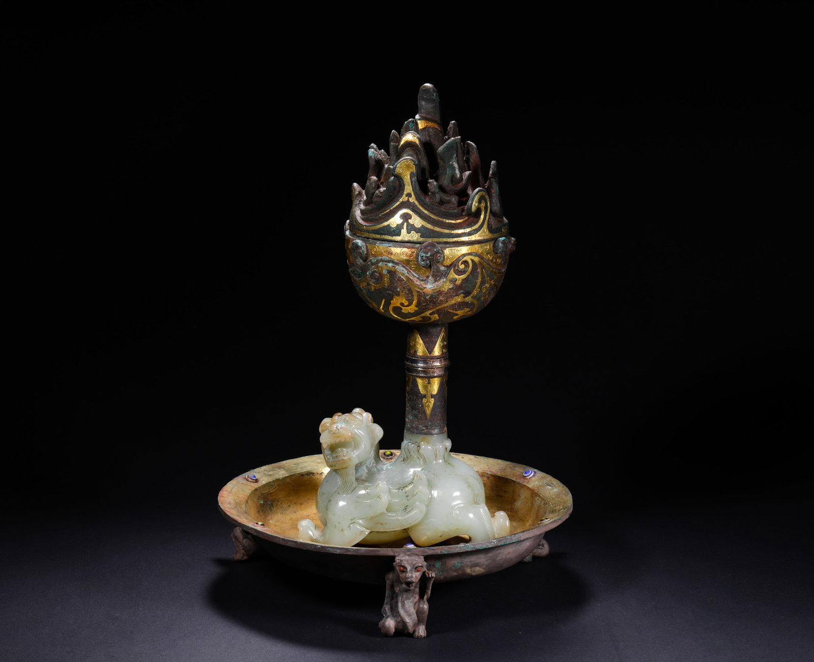 HAN DYNASTY BRONZE INLAID GOLD AND SILVER INLAID JADE AUSPICIOUS BEAST BOSHAN FURNACE: H:29cm(11.42in)W:18cm(7.09in)Weight:1870g(4.12lb)This is a masterpiece of the Han Dynasty boshan censer, combining multiple top-tier crafts and embodying the luxury of the nobility and the pursuit of