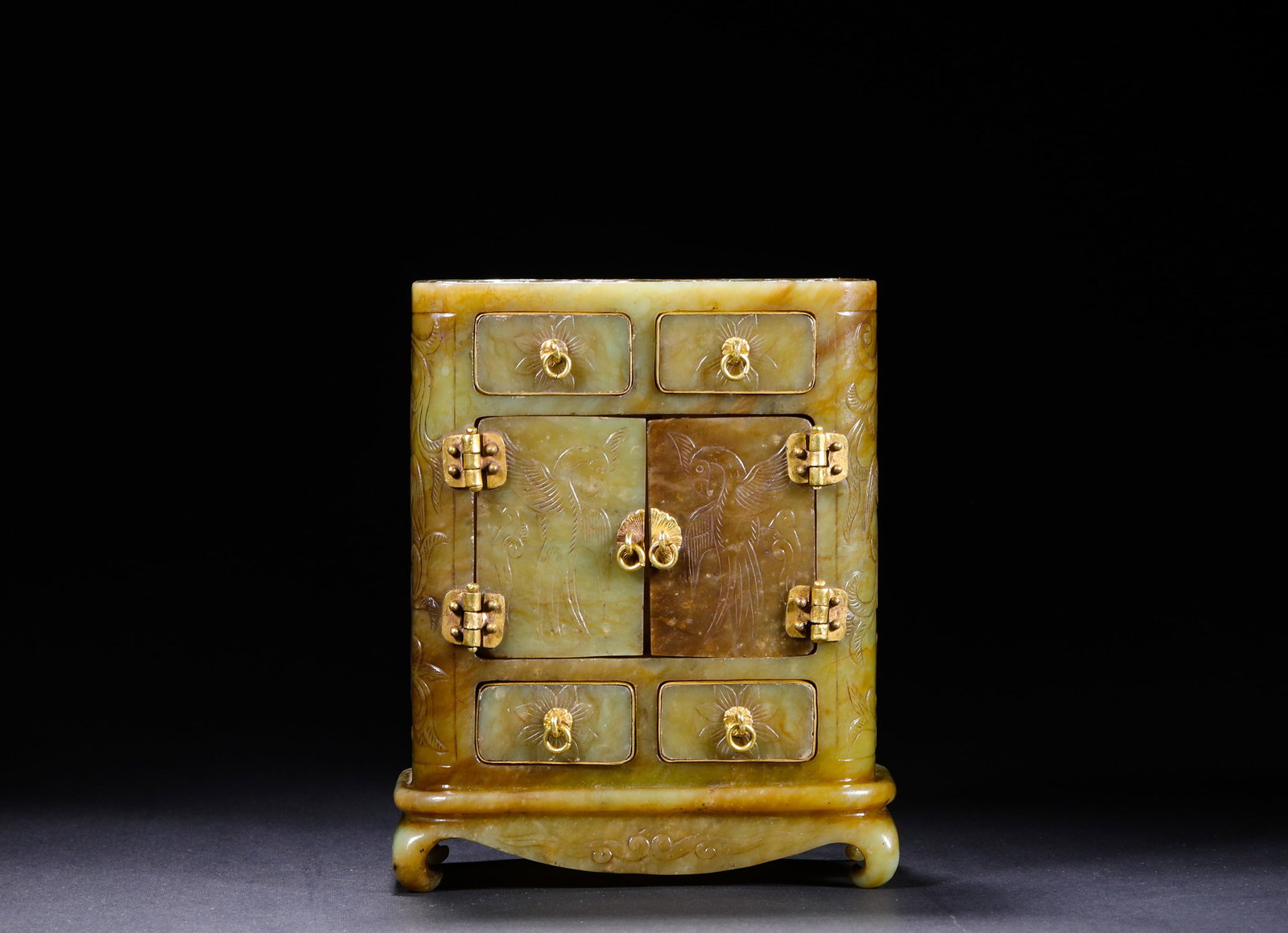 QING DYNASTY HETIAN YELLOW JADE FLOWER-AND-BIRD PATTERNED COPPER GILDED MULTI-TREASURE CABINET: H:14.5cm(5.71in)W:11.8cm(4.65in)Weight:1220g(2.69lb)This is a Qing Dynasty-style yellow jade treasure cabinet, modeled after a miniature upright wardrobe. It is a scholarly object for the ancient