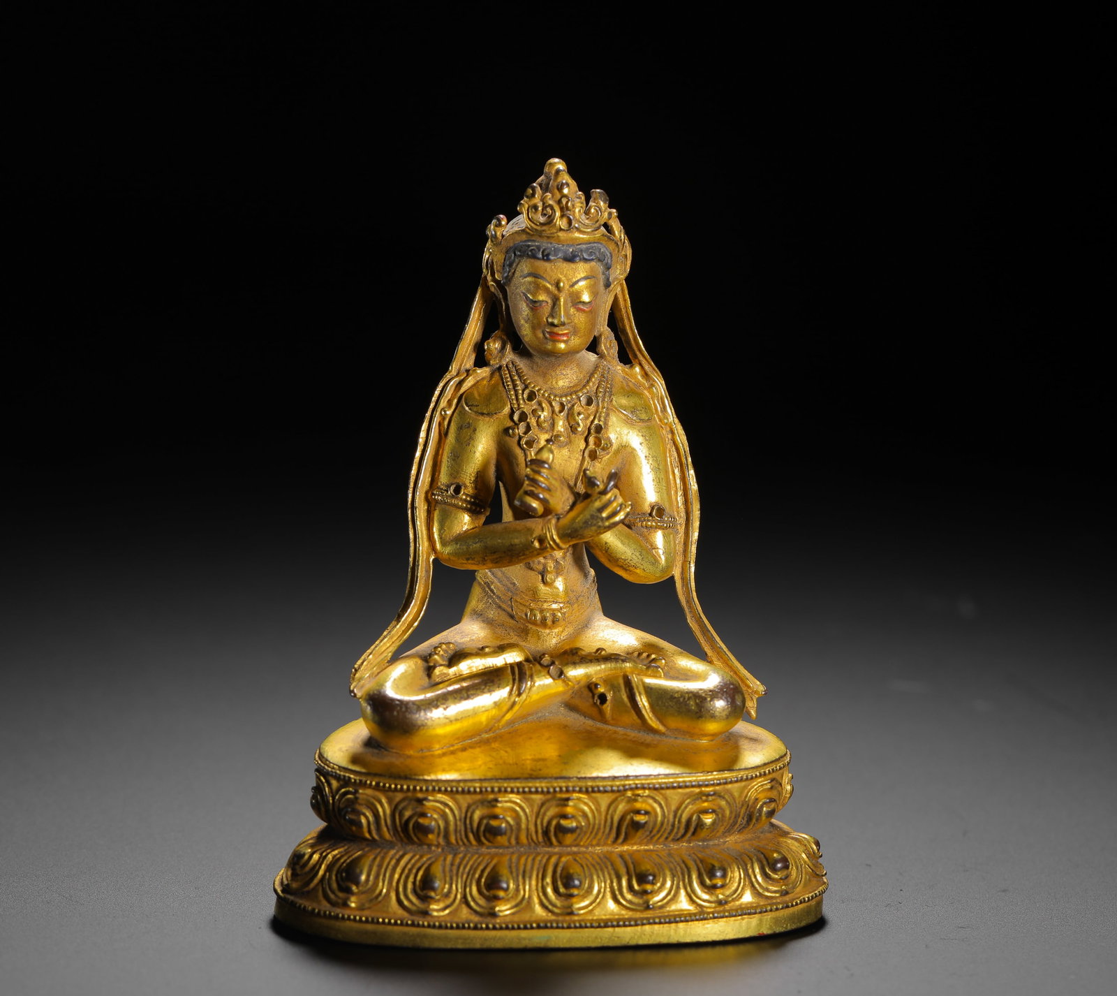 BRONZE GILDED VAJRA MASTER SEATED FIGURE OF THE QING DYNASTY: H:10.25cm(4.04in)W:7.3cm(2.87in)Weight:220g(0.49lb)As the ultimate source of all tantric teachings, Vajradhara holds immense significance in Tibetan Buddhism, making this statue a highly revered relig