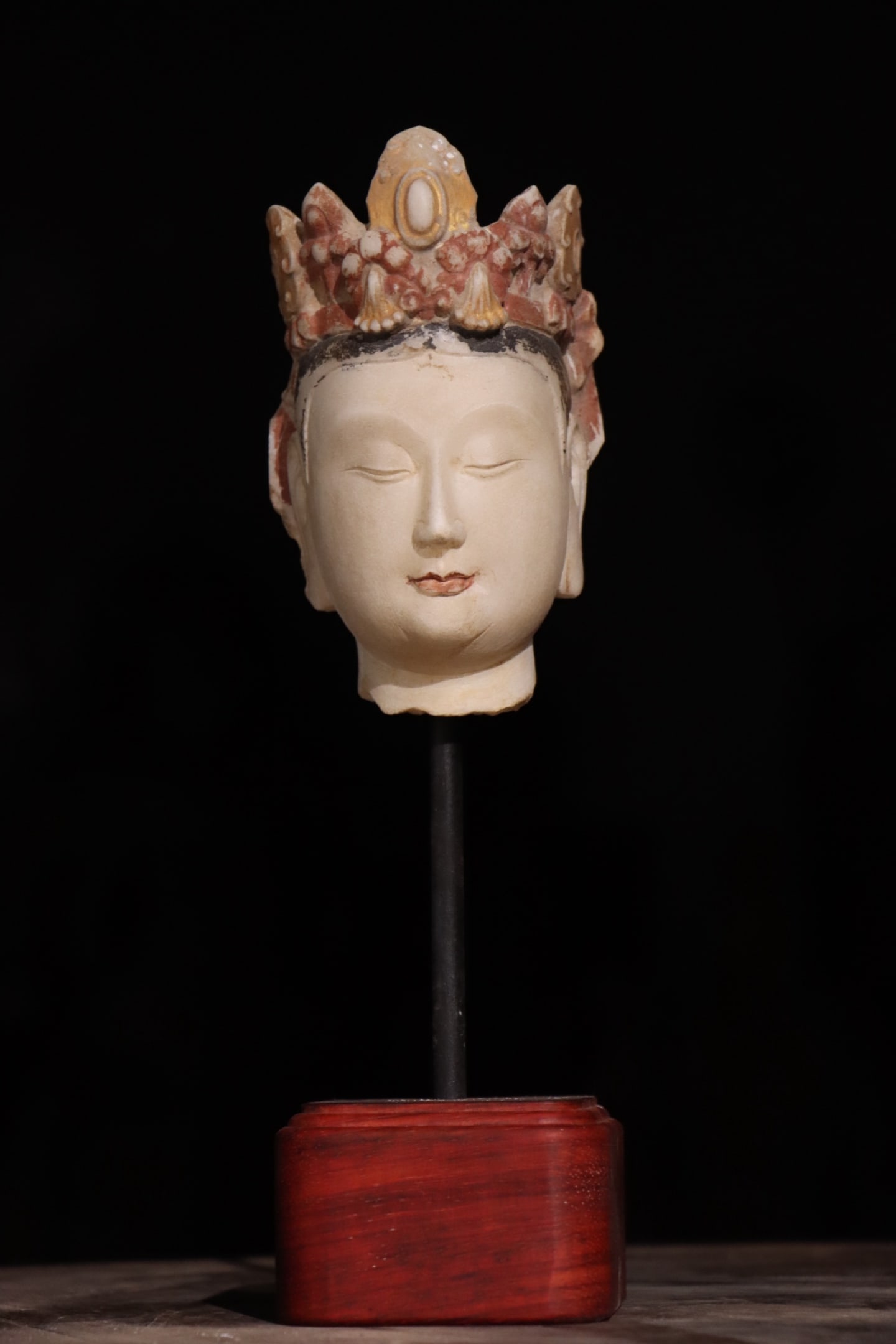 TANG DYNASTY WHITE MARBLE GUANYIN HEAD: H:25cm(9.84in)H:15cm(5.91in)This is a fragmented head sculpture of crowned Bodhisattva carved from fine pure white stone of Tang Dynasty. The marble texture is pure white, delicate and smooth.It