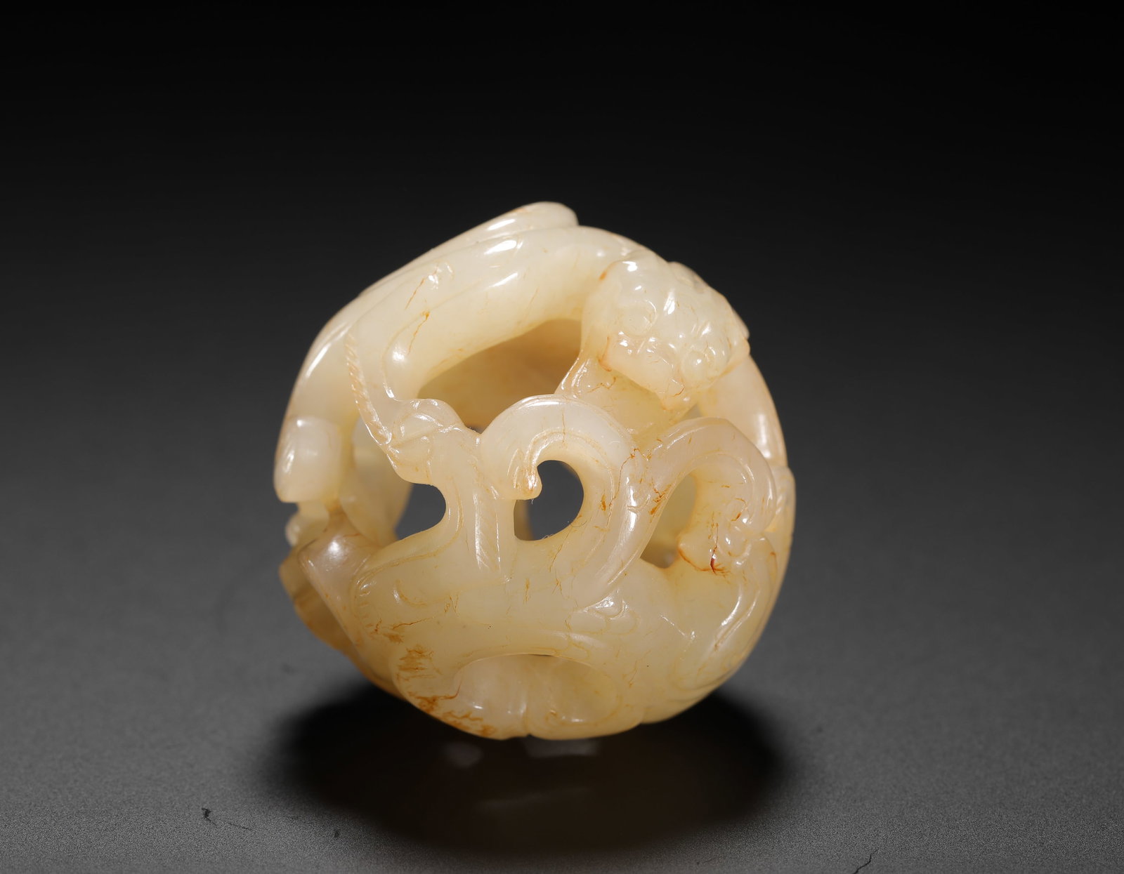 HAN DYNASTY HETIAN WHITE JADE PENDANT WITH CARVED CHILONG PATTERNS: D:3.8cm(1.50in)Weight:30g(0.07lb)This is a Hetian white jade openwork pendant with chilong dragon motifs from the Han dynasty, a classic example of Han jade art