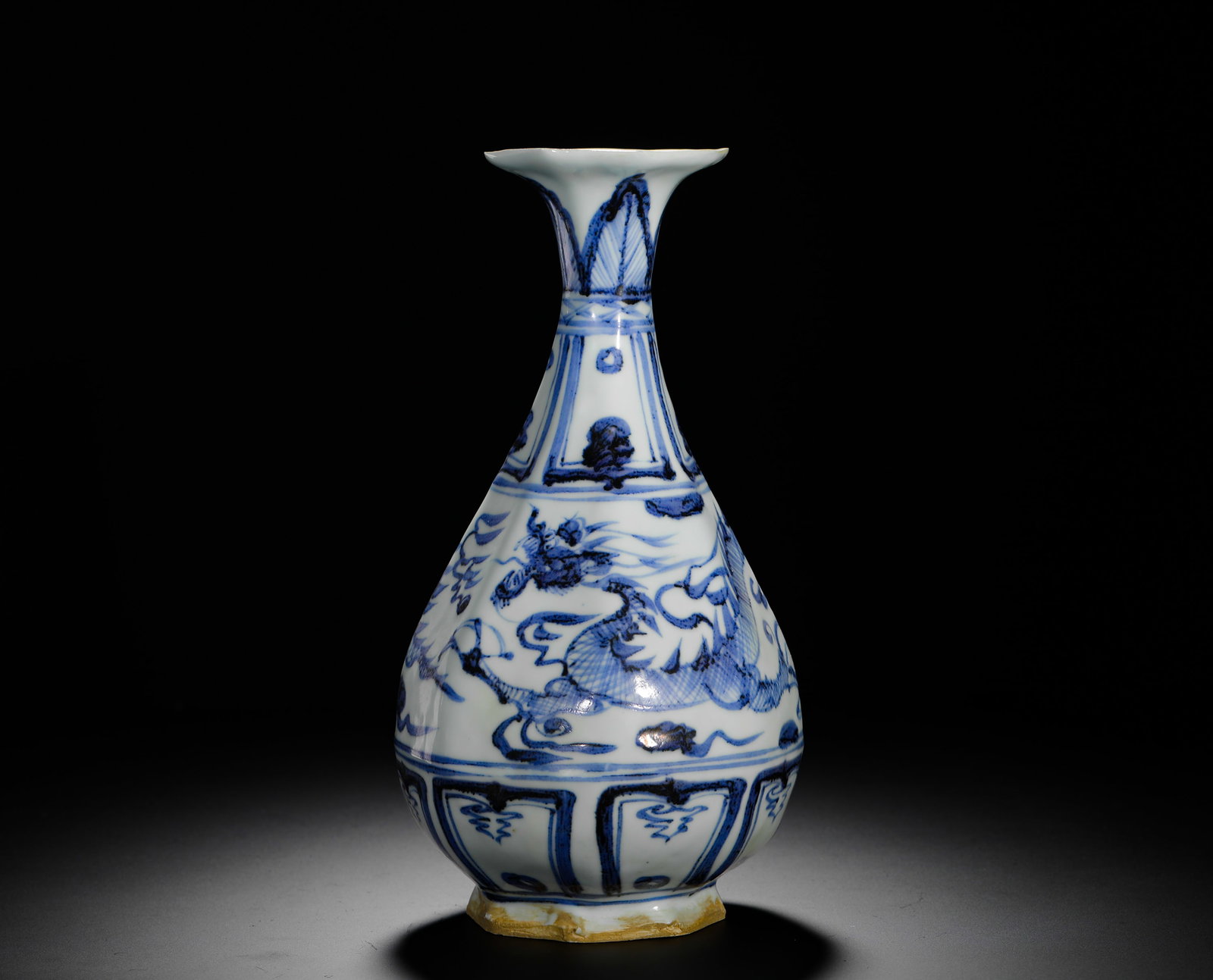 YUAN BLUE AND WHITE OCTAGONAL JADE VASE WITH DRAGON PATTERNS: H:26cmD:13cmWeight:960g This is a Yuan Dynasty porcelain vase from the Jingdezhen Kiln. With an octagonal form, it is decorated with a dragon among clouds in rich, deep blue, exemplifying the highest 
