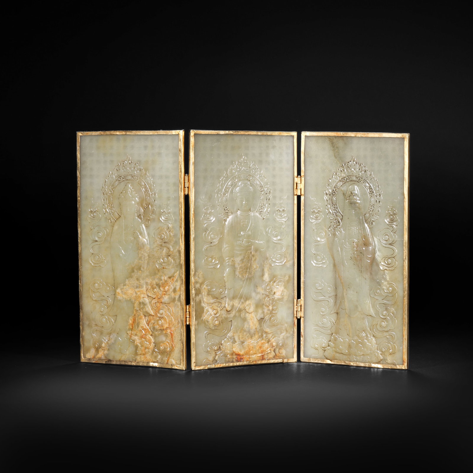 QING DYNASTY HETIAN JADE-ENCRUSTED WESTERN THREE SAGES THREE-FOLD SCREEN: H:21.0cm(8.27in) W:11.5cm(4.53in) Weight:740g(1.63lb)This screen is made of Hetian jade as the main body, inlaid with gold edges, and connected by gold hinges. Each jade panel is carved in low relief
