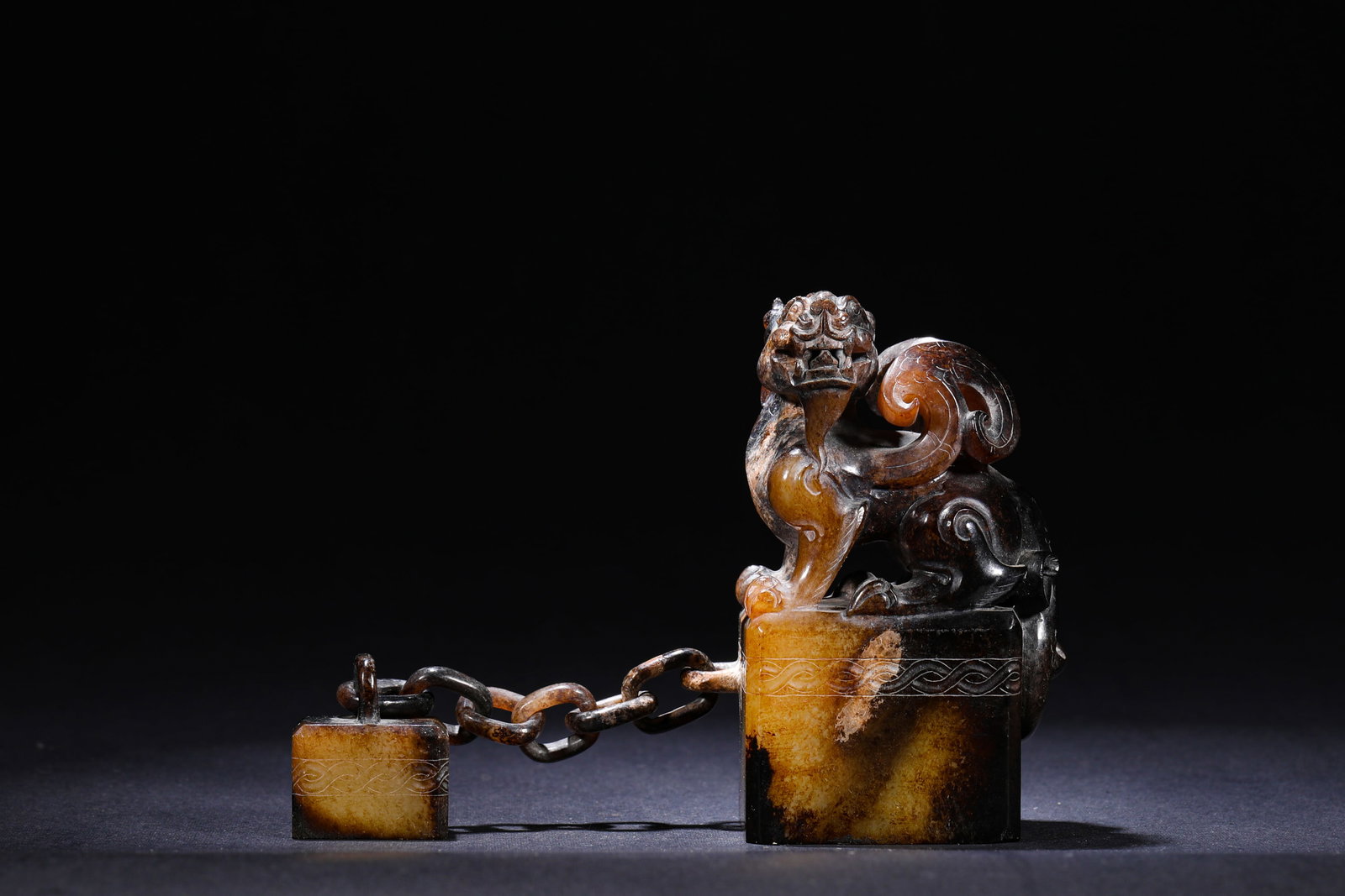 ANCIENT JADE SEAL OF THE HAN DYNASTY WITH AUSPICIOUS BEAST BUTTONS AND LIVE CHAINS: H:8.8cm(3.46in) W:5.5cm(2.17in) Weight:320g(0.71lb)This is an ancient jade mother-and-child seal with an auspicious beast knob and a movable chain, featuring calcified jade, exquisite carving and