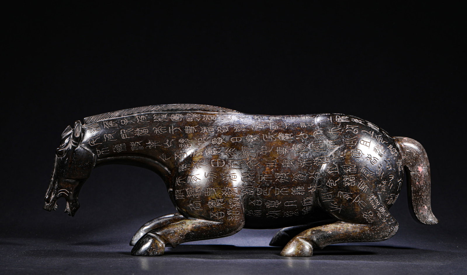 HAN DYNASTY BLACK JADE INSCRIPTIONS OF POETRY AND PROSE ON A RECLINING HORSE: H:12cm(4.72in) W:32cm(12.60in) Weight:3770g(8.31lb)