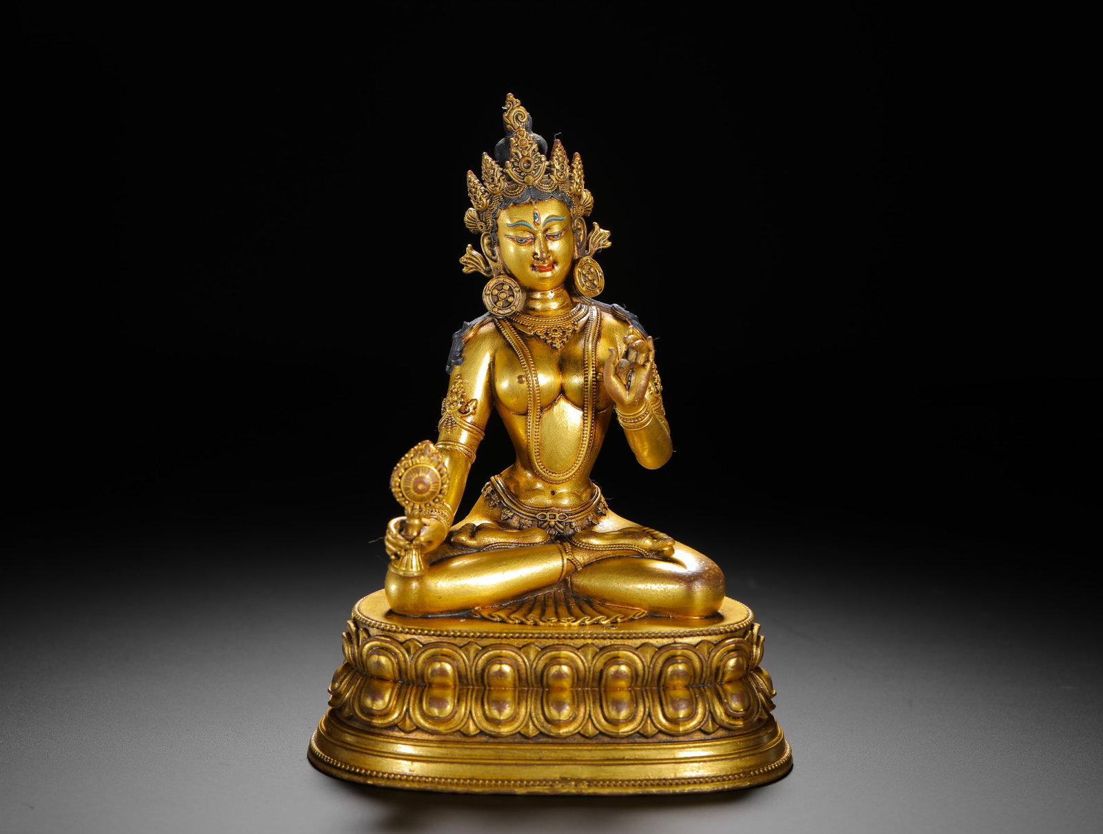 A SEATED STATUE OF THE BUDDHA MOTHER IN GILDED COPPER FROM THE QING DYNASTY: H:15cm(5.91in)W:11.3cm(4.45in)Weight:750g(1.65lb)Revered for dispelling fear and granting protection, this statue is a highly significant religious and artistic object.