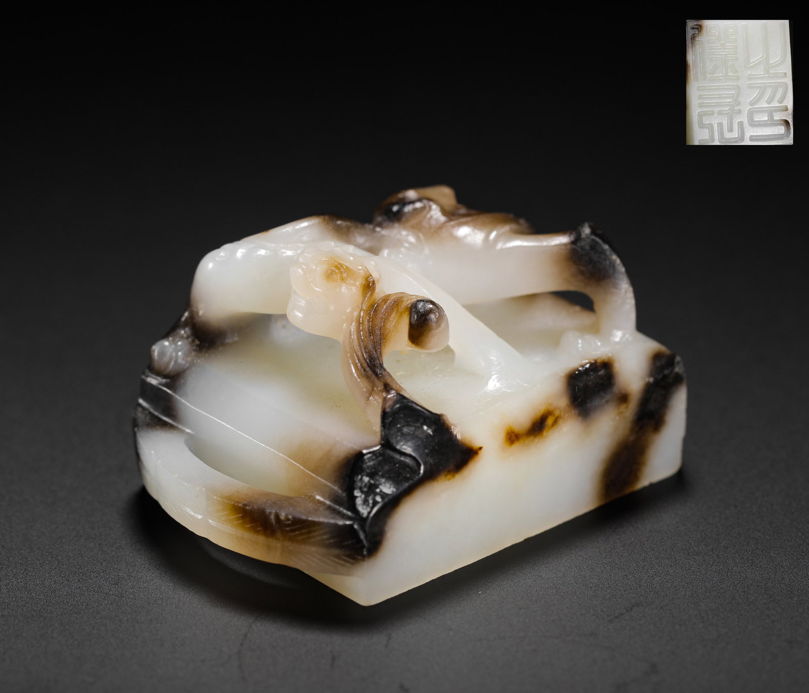 HAN DYNASTY HETIAN WHITE JADE BLACK QIN CHI DRAGON KNOB SQUARE SEAL: H:3cm(1.18in)W:5cm(1.97in)Weight:60g(0.13lb)Jade seals were important symbols of status in the Han dynasty. Chilong-knobbed square seals were typically used by nobles or officials, holding both practi