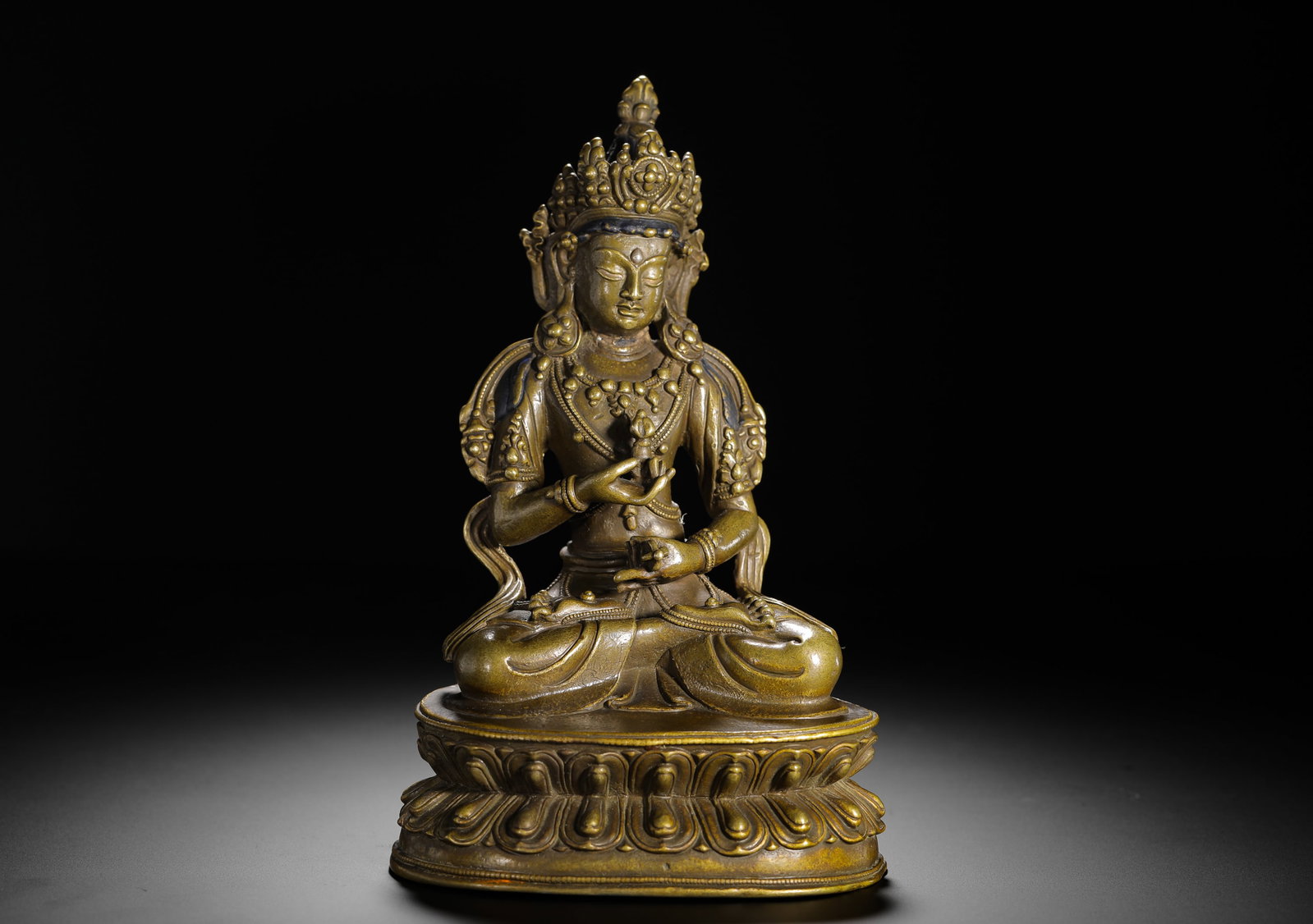A SEATED STATUE OF JIN GANGSA, A COPPER ALLOY OF THE QING DYNASTY: H:22cm(8.66in)W:13cm(5.12in)Weight:1680g(3.70lb)Cast in copper alloy with a thick, warm patina