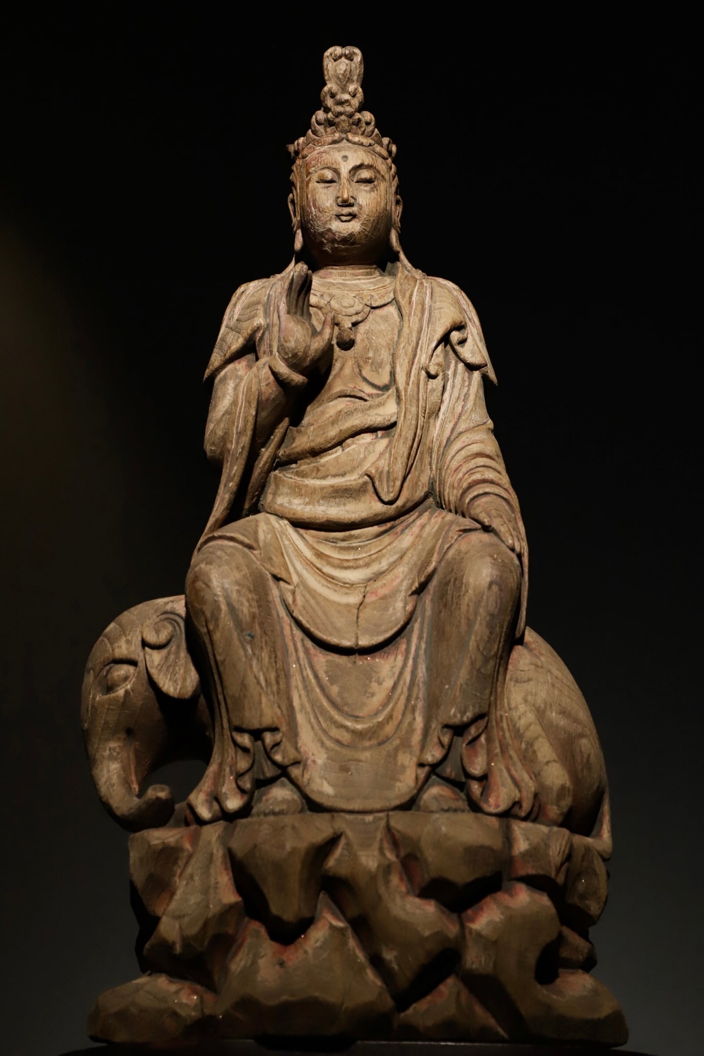A GREAT WOODCARVING OF BODHISATTVA SAMANTABHADRA FROM THE MING DYNASTY: H:50cm(19.69in)L:25cm(9.84in)W:15cm(5.91in)ThiswoodenseatedstatueisamasterpieceoffolkreligiousartfromtheMingtoQingdynasties,holdingsignificanthistorical,cultural,andartisticvalue.Withitssimpleform,con