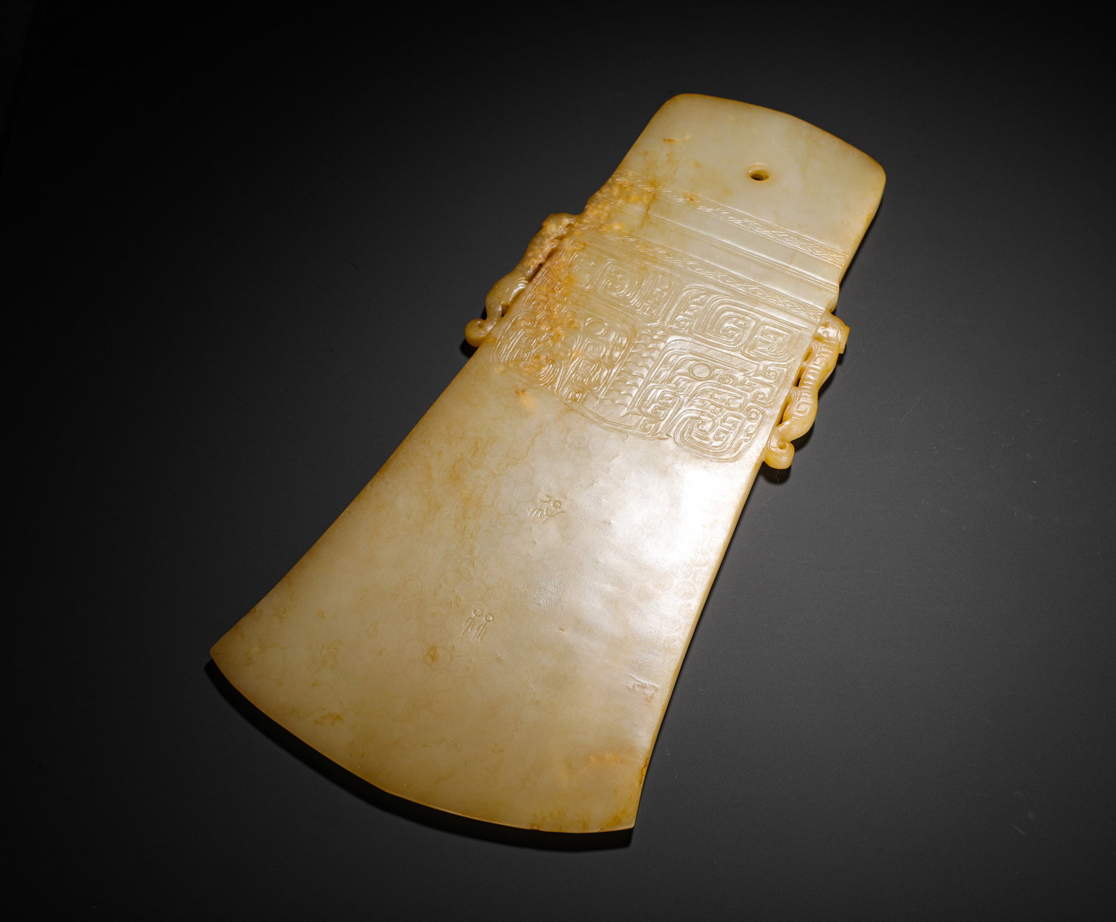 JADE HALBERDS FROM THE SHANG AND ZHOU DYNASTIES: H:40.5cmW:19cmWeight:1950g This is a jade ceremonial axe from the Shang-Zhou period, decorated with beast-face patterns and dragon-shaped attachments, serving as a high-ranking ritual jade symbolizing