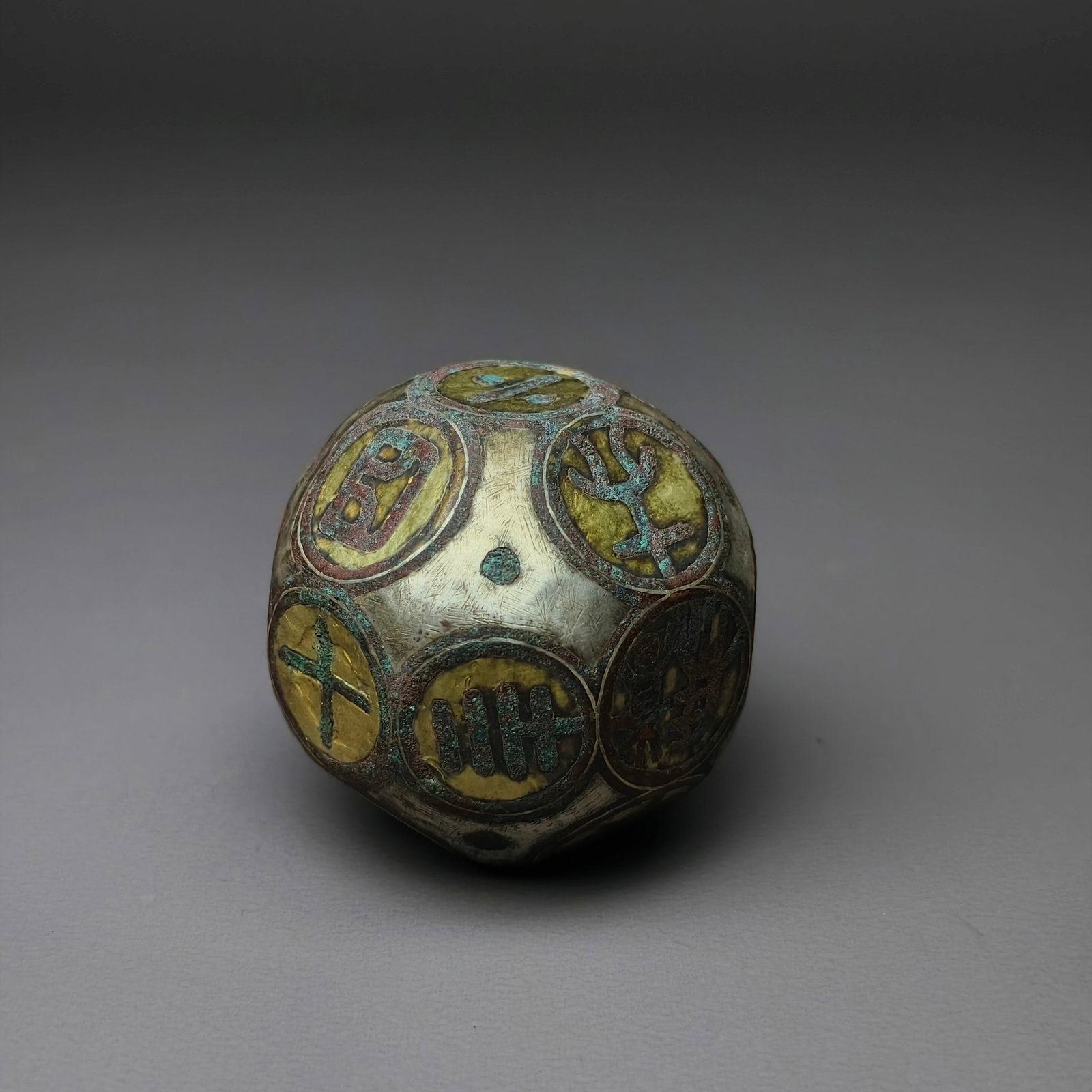 GOLD AND SILVER INLAID DICE: D:4.5CM