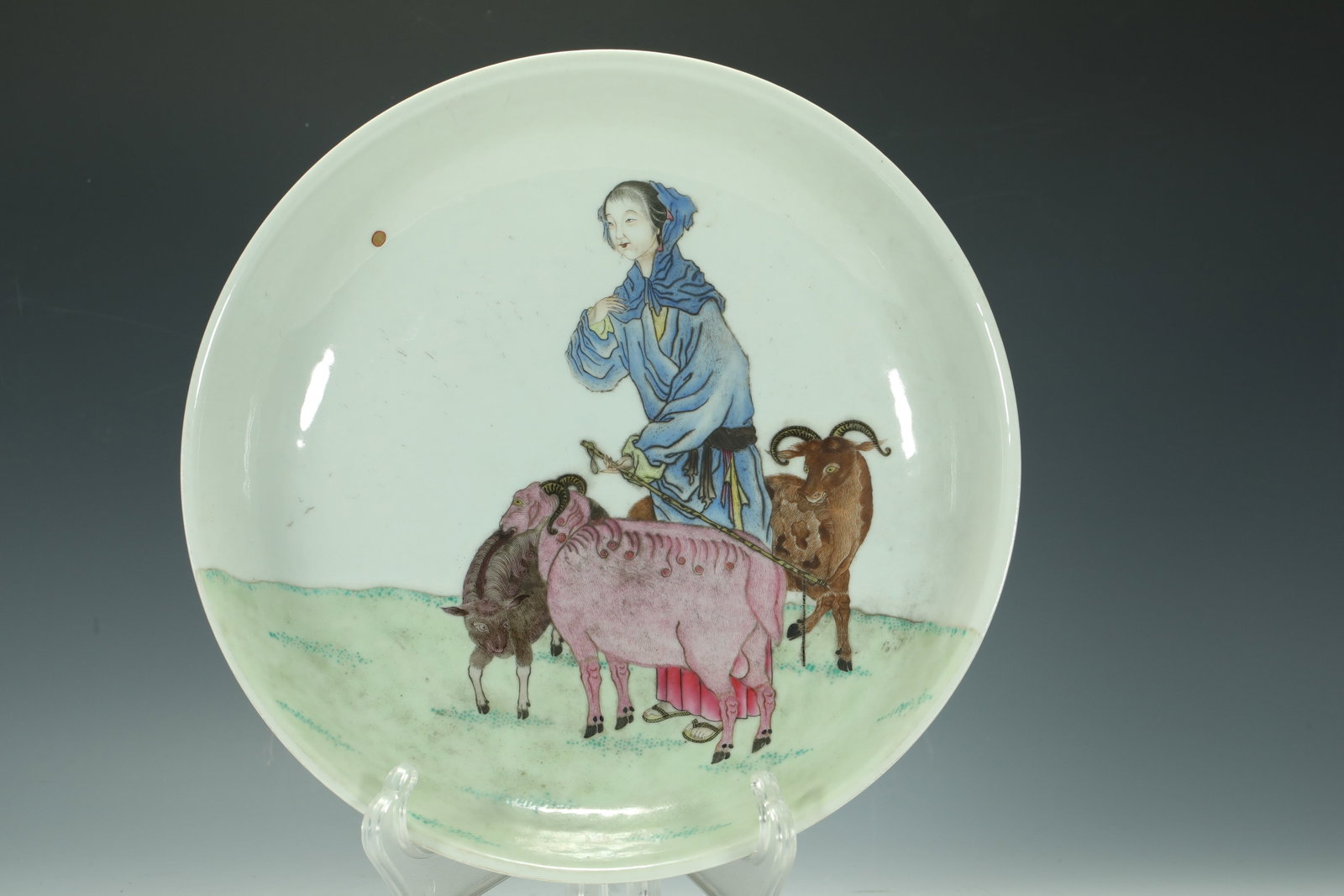 QING DYNASTY ENAMEL-PAINTED SHEEP PLATE: D:23CM