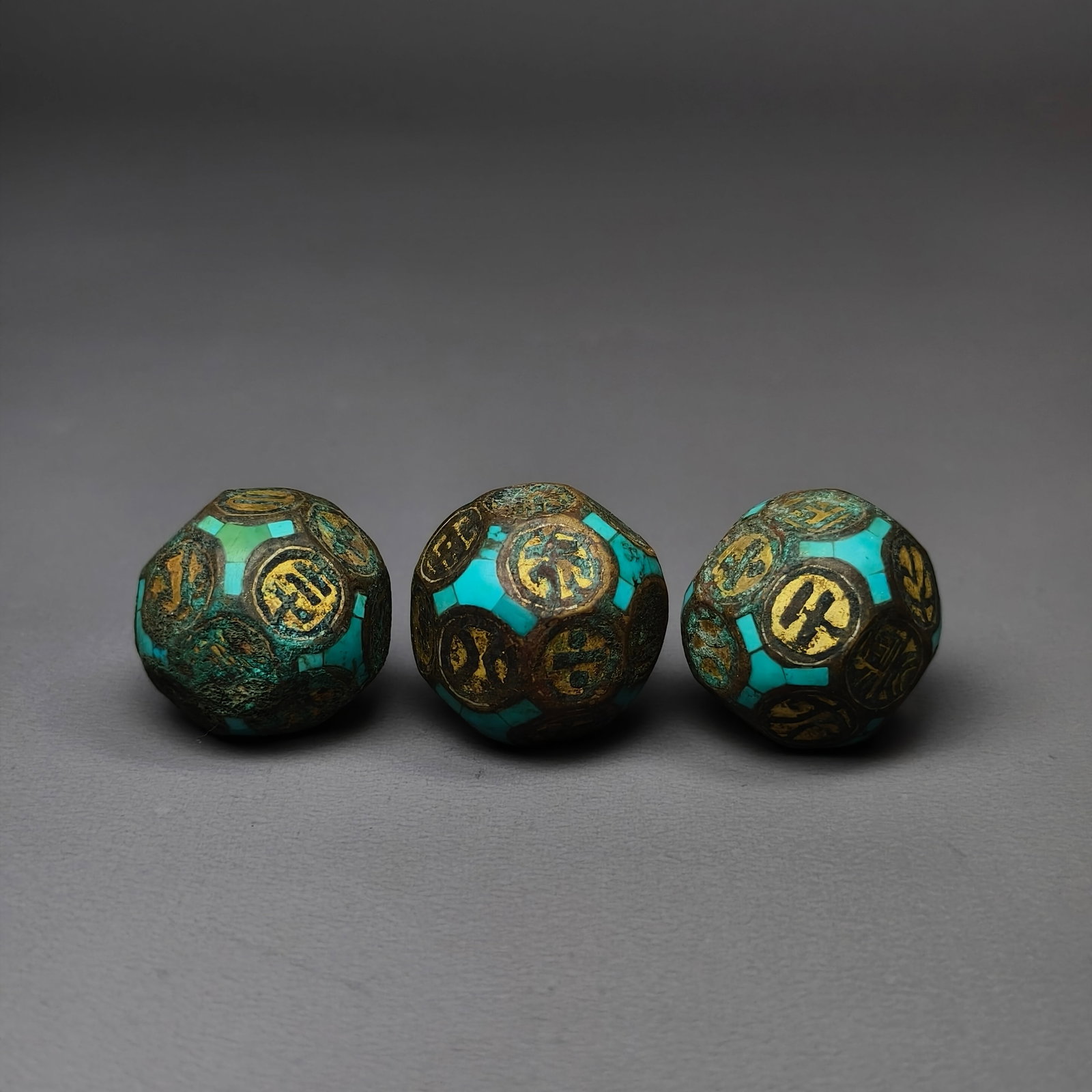 GOLD AND SILVER INLAID TURQUOISE DICE: D:2.25CM