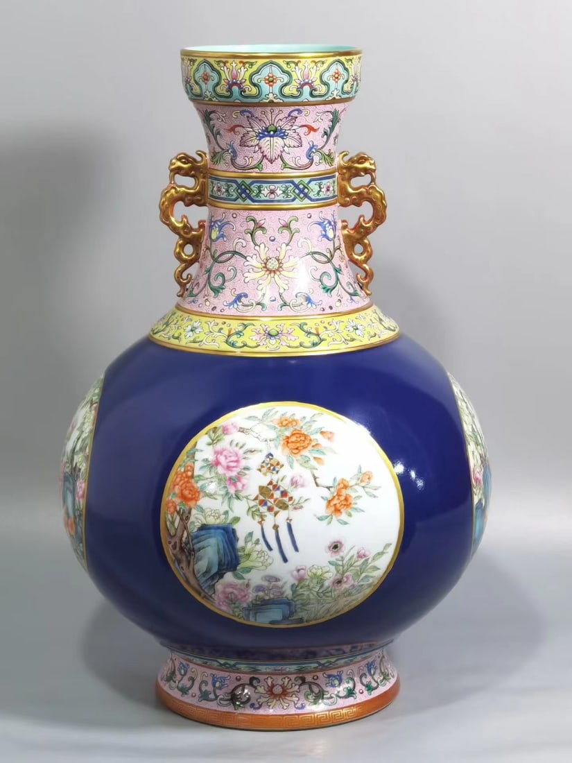 QING DYNASTY BLUE-AND-WHITE PORCELAIN VASE: H:38CM L:25CM