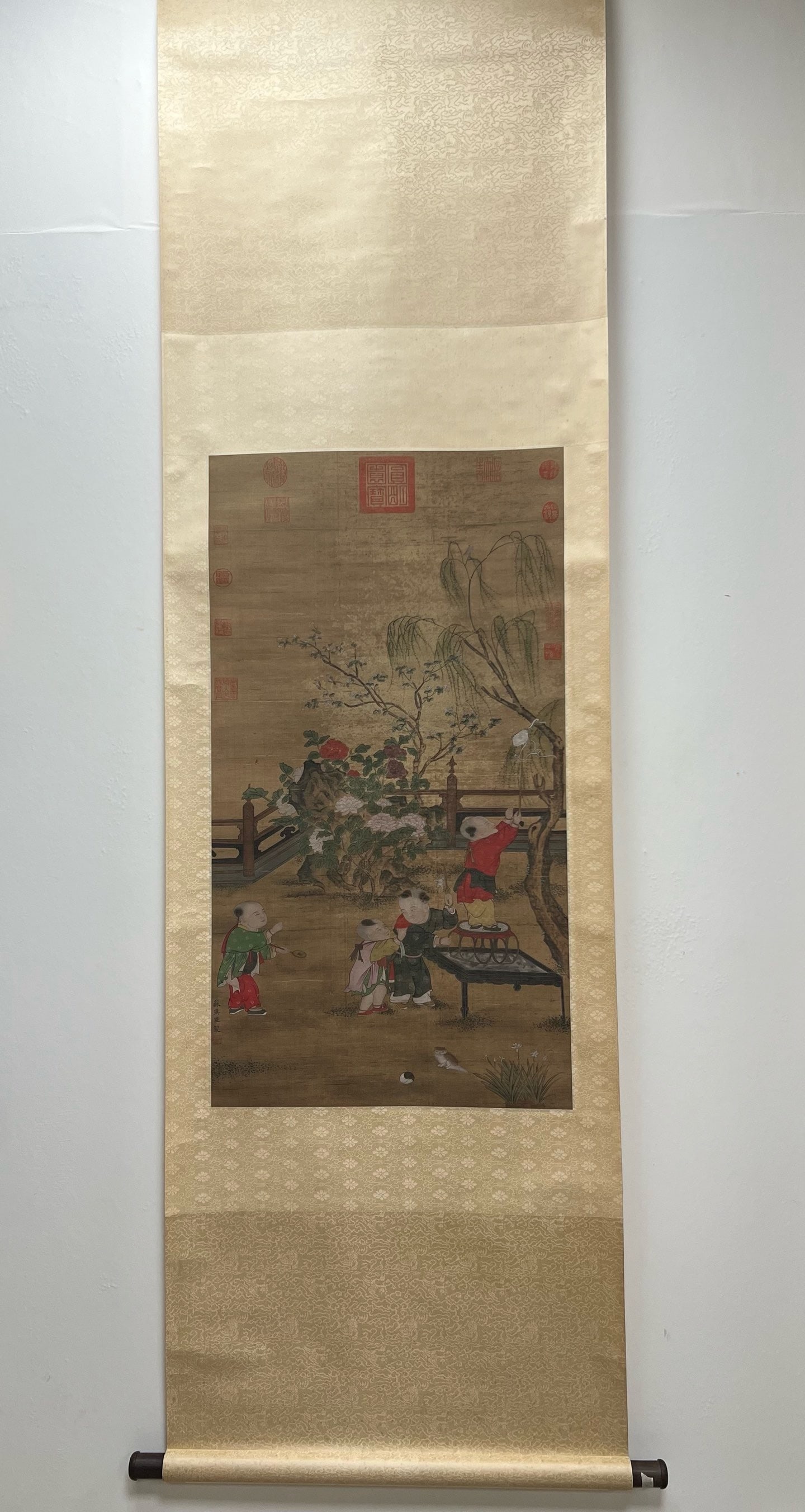 SU HANCHEN'S SILK PAINTING OF CHILDREN AT PLAY: H:94CM L:51CM