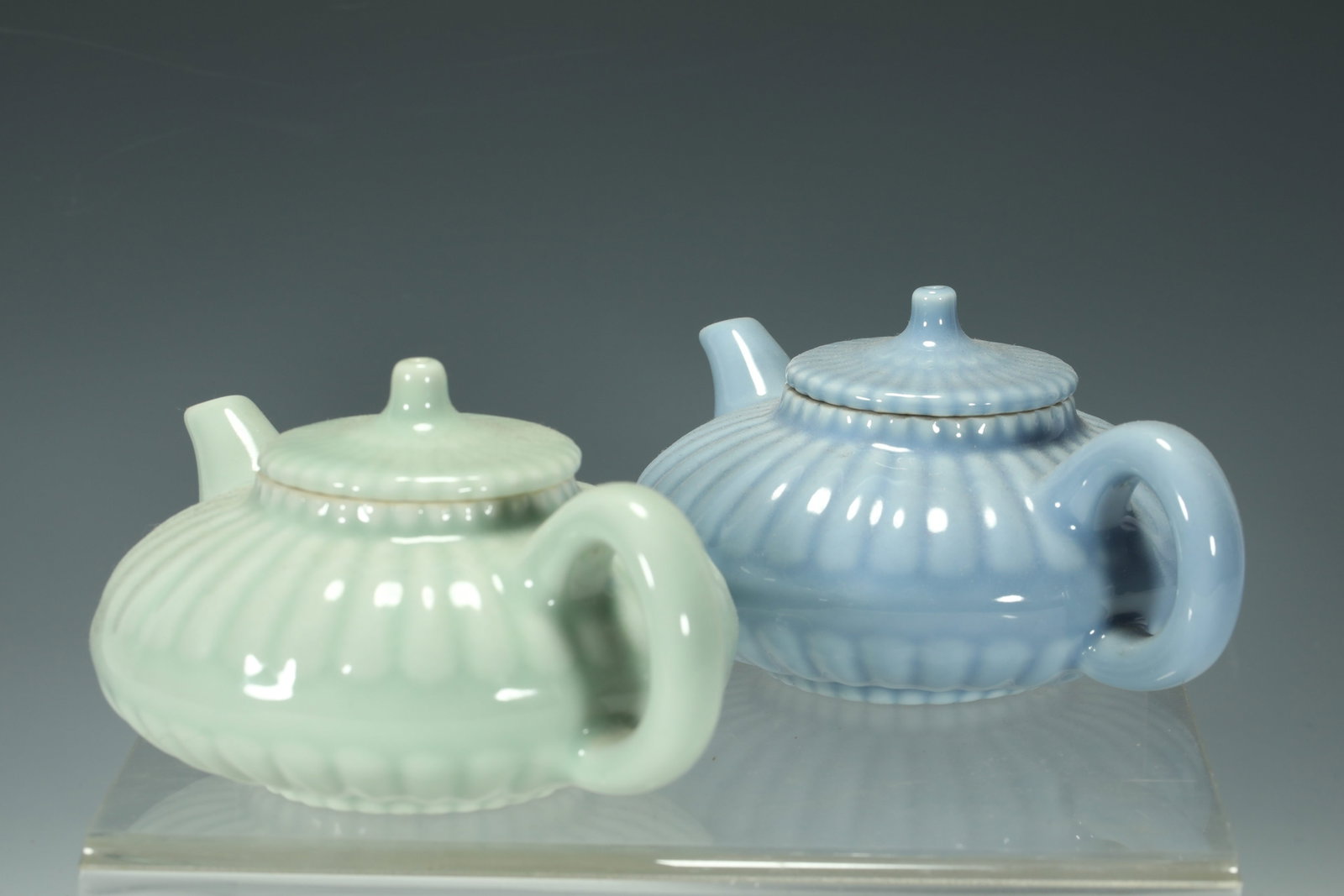 MONOCHROME GLAZED CHRYSANTHEMUM PETAL TEAPOT FROM THE QING DYNASTY: H:6CM L:15CM
