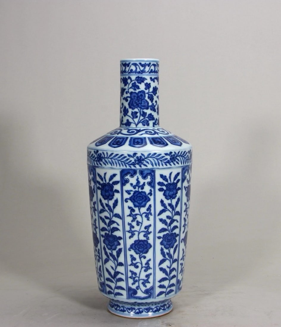 QING DYNASTY BLUE AND WHITE CLUB VASE: H:31.2CM