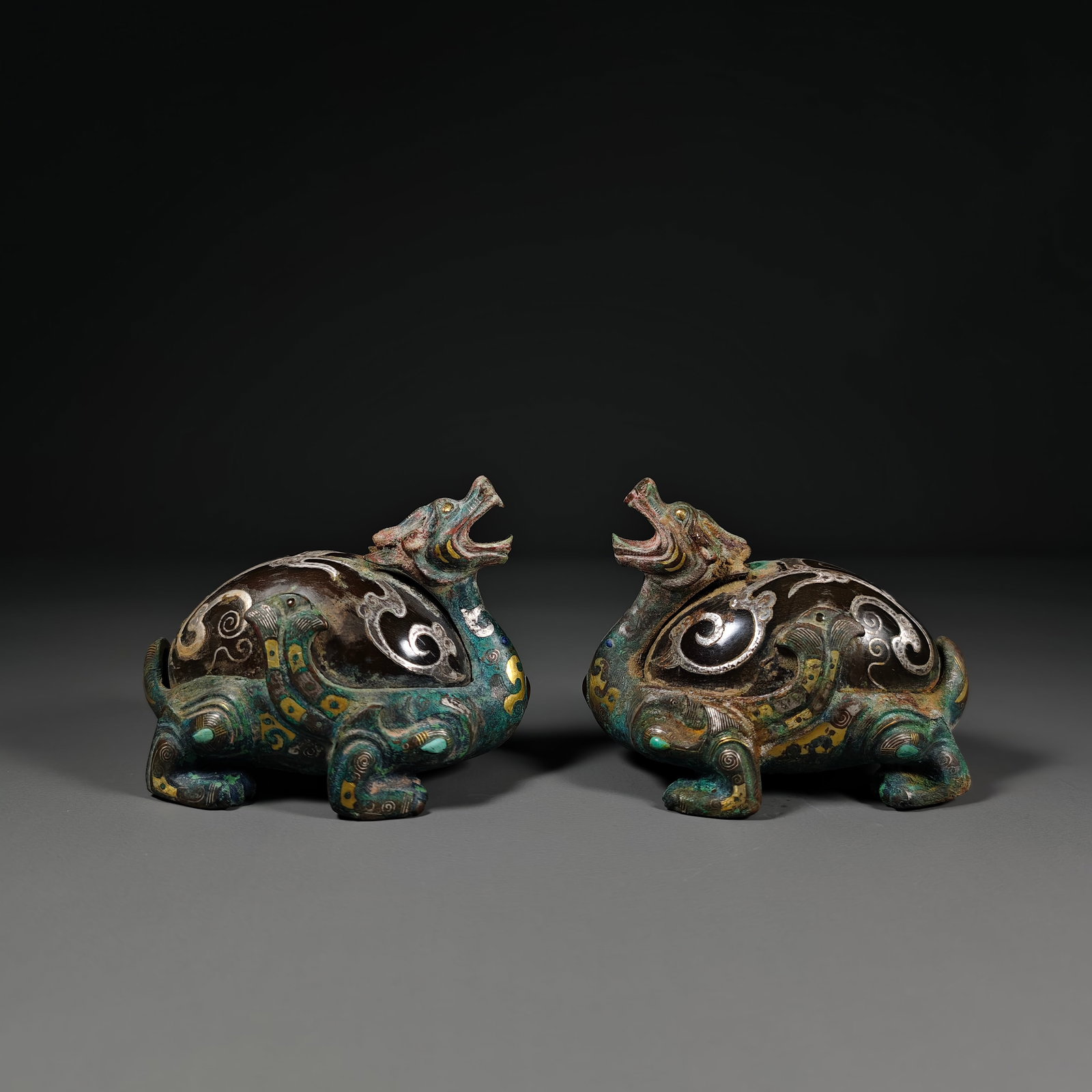 WARRING STATES PERIOD GOLD AND SILVER INLAID AGATE BEAST (1 of 7)